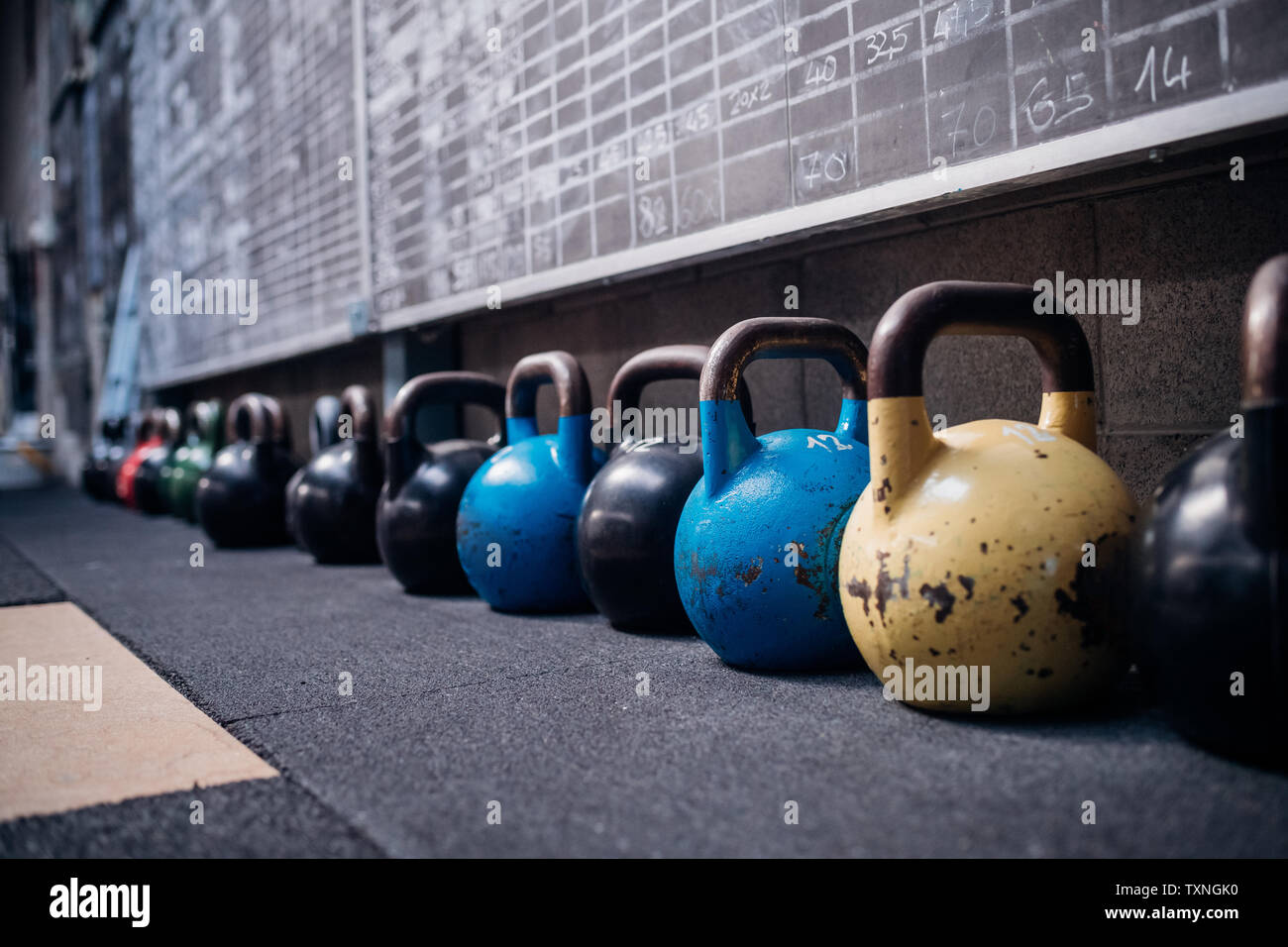 Anzeigetafeln und Kettlebells in der Turnhalle Stockfoto