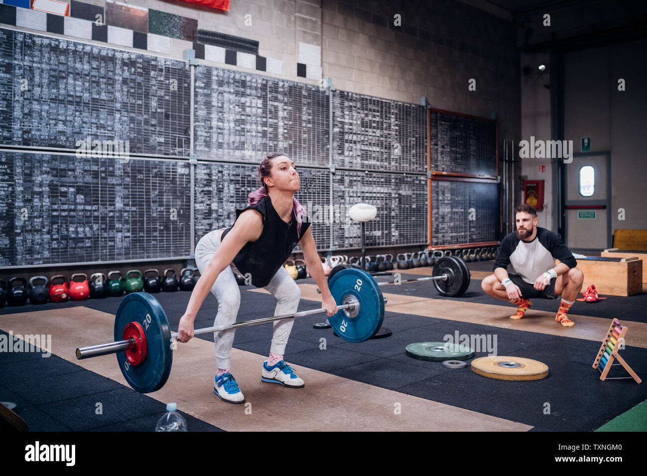 Junger Mann, Frau barbell in der Turnhalle Stockfoto