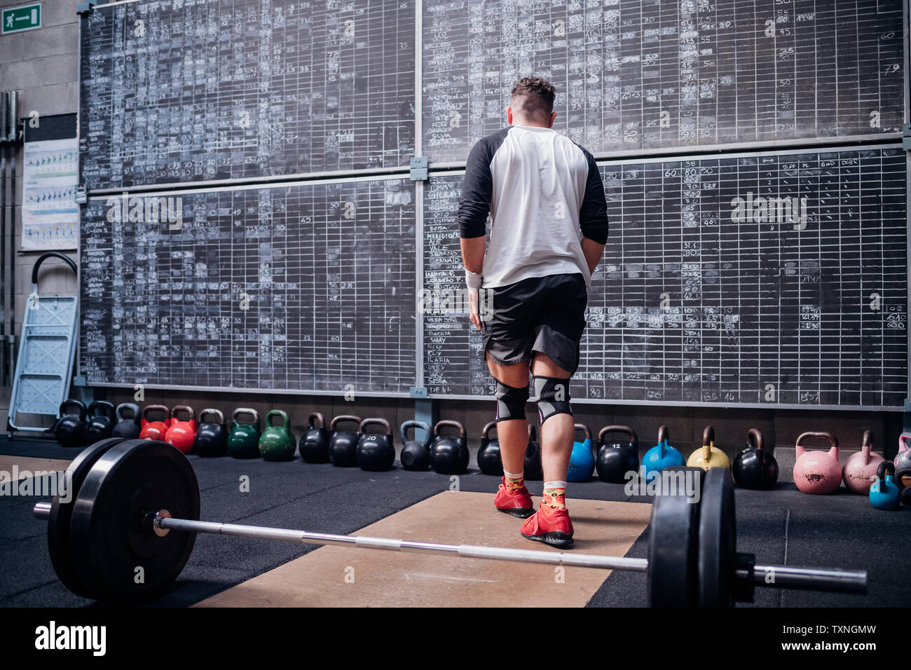 Mann, trainieren Sie im Fitness-Studio Stockfoto