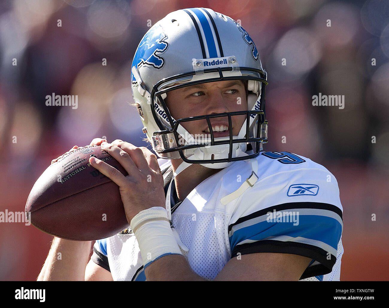 Detroit Lions Matthew Stafford, erwärmt sich am Sport Behörde Feld an der Meile hoch in Denver am 30. Oktober 2011. UPI/Gary C. Caskey Stockfoto