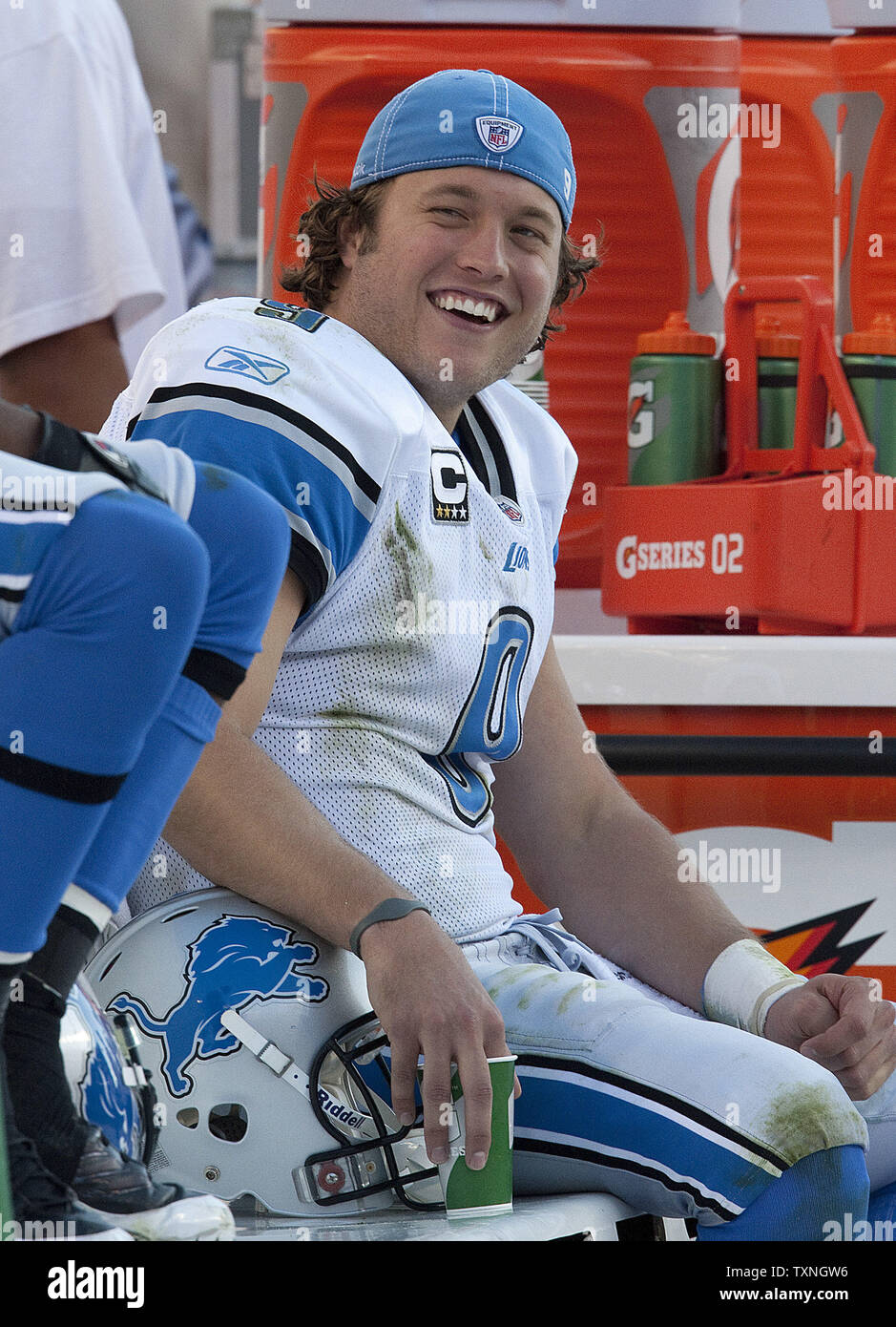 Detroit Lions Quarterback Matthew Stafford trägt eine Baseballmütze auf der Bank sitzen, nachdem sie im vierten Quartal mit einem großen Leitung über die Denver Broncos am Sport Behörde Feld an der Meile hoch in Denver am 30. Oktober 2011 ersetzt. Detroit zerquetscht Denver 45-10. UPI/Gary C. Caskey Stockfoto