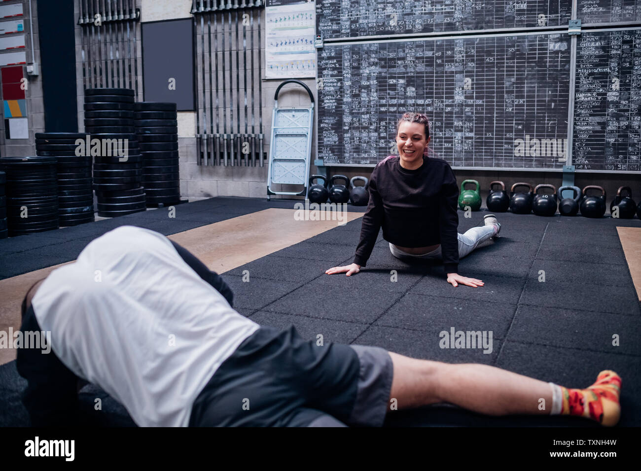 Junges Paar Stretching in der Turnhalle Stockfoto