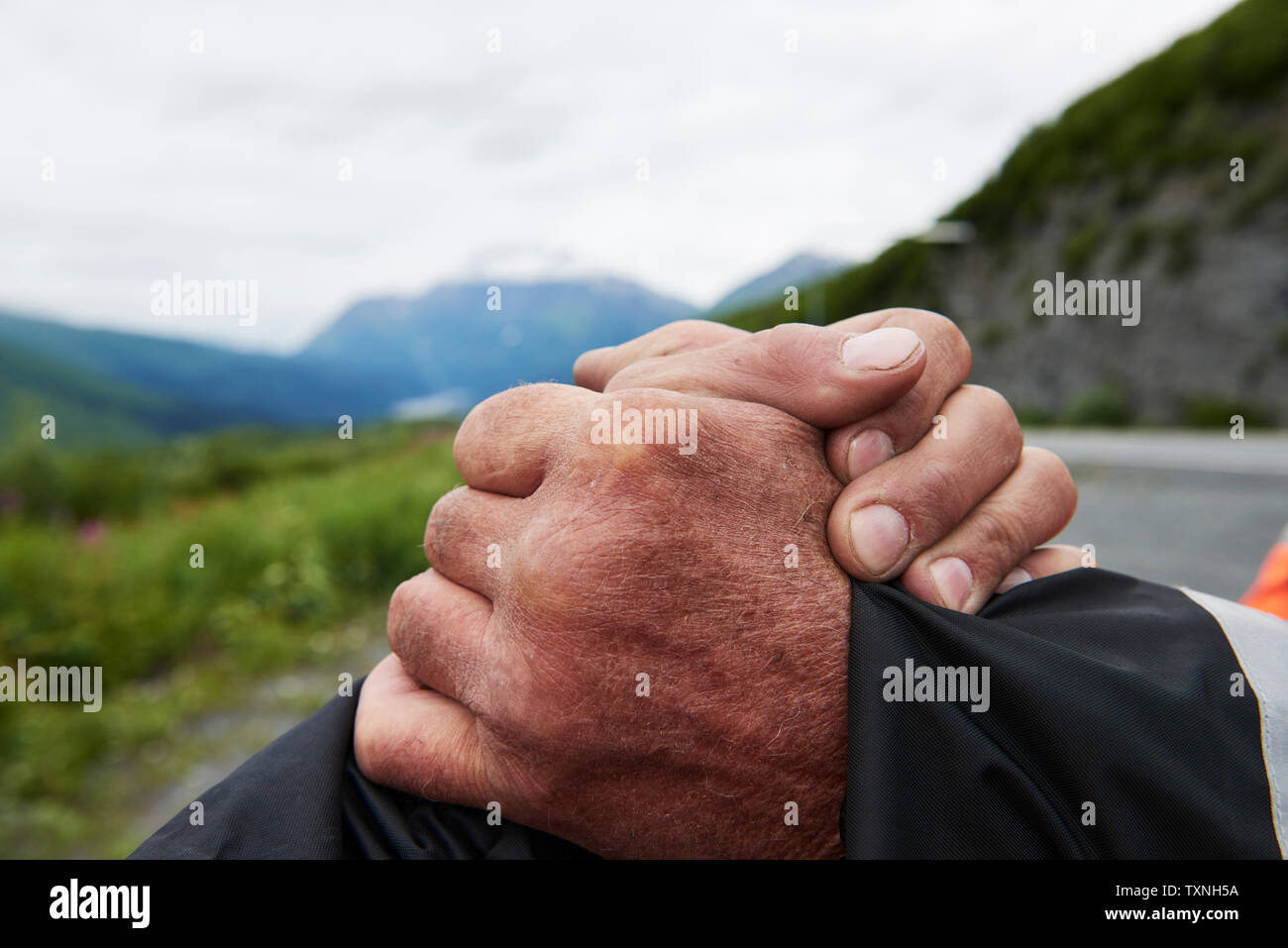 Älterer Mann und Sohn Händeschütteln in der Berglandschaft, Nahaufnahme, Valdez, Alaska, USA Stockfoto