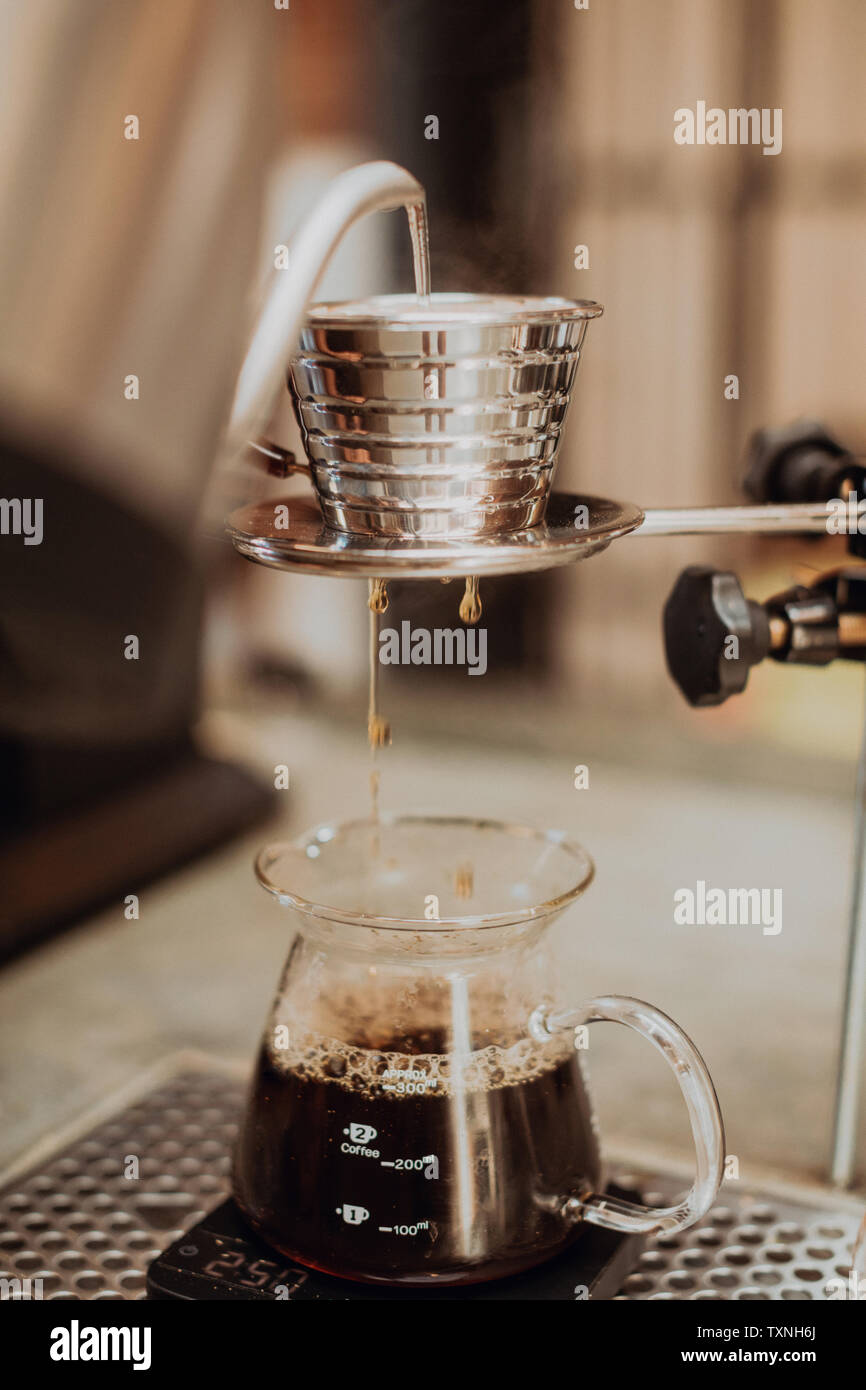 Wasserkocher Wasser gießen in Kaffee Filter und tropft in die Kanne auf  Cafe Zähler gekocht, Nahaufnahme, flachen Fokus Stockfotografie - Alamy