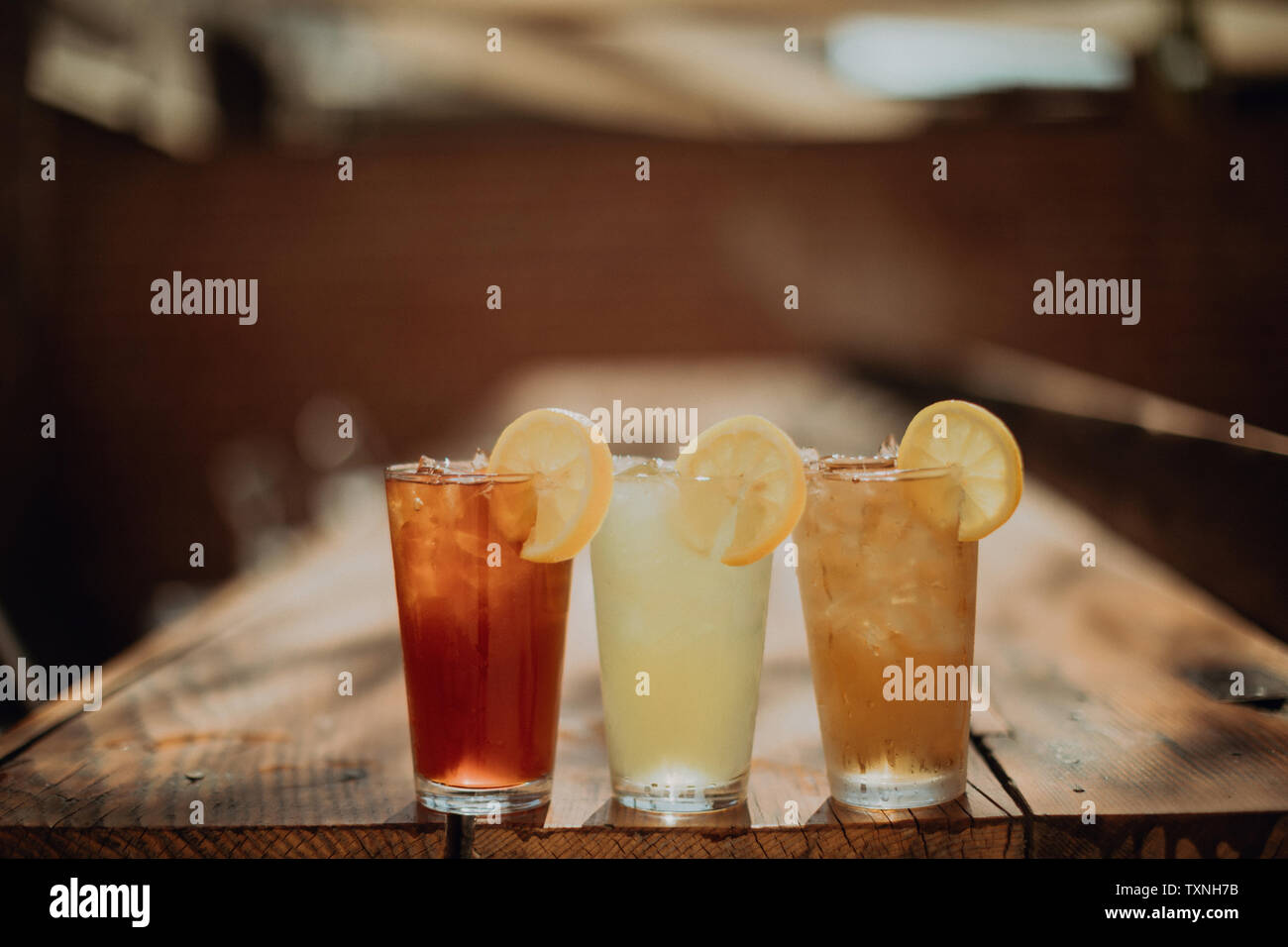 Drei Gläser vereiste Obst Getränke auf Cafe Tabelle, flacher Fokus Stockfoto