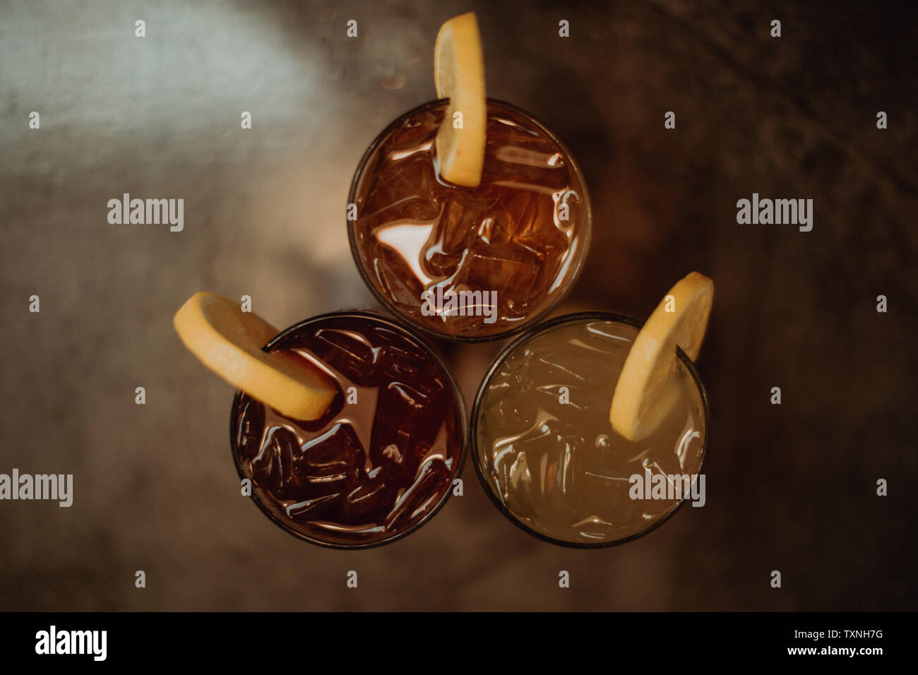 Drei Gläser vereiste Obst Getränke auf Cafe Tabelle, Ansicht von oben Stockfoto
