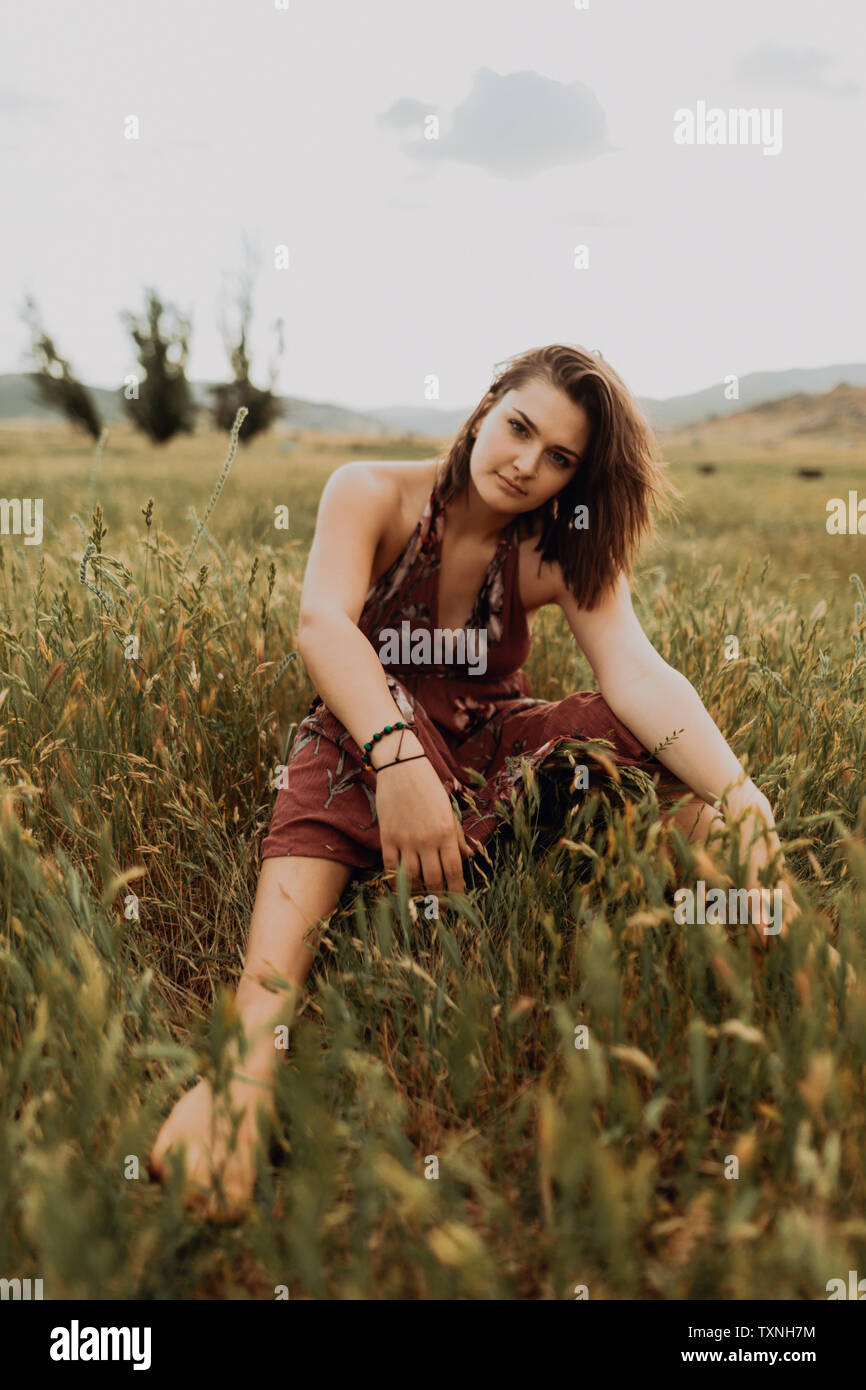 Schöne junge Frau im Bereich der langen Gras, Porträt, Exeter, Kalifornien, USA Stockfoto