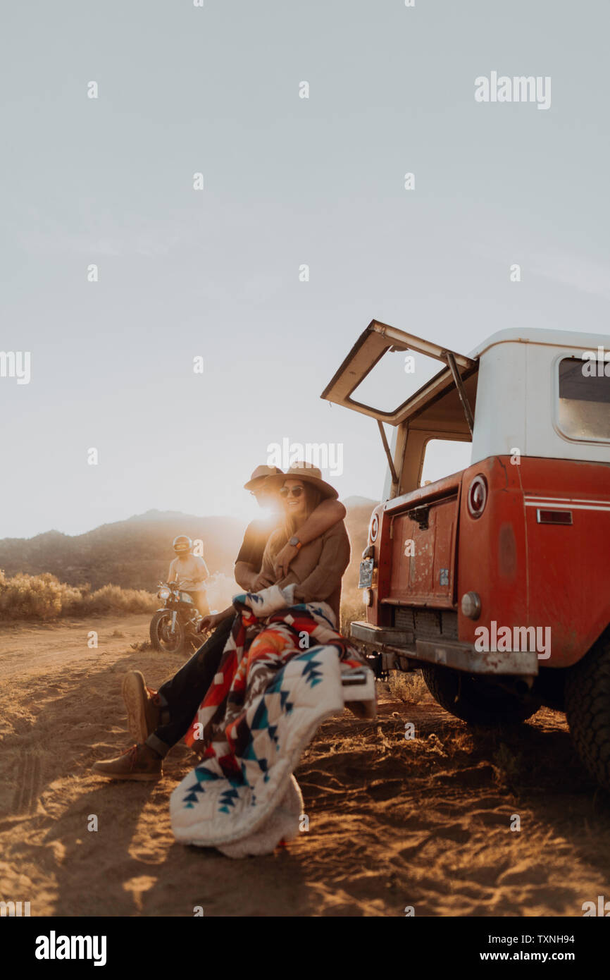 Paar draußen sitzen Off Road Fahrzeug, Kennedy, California, USA Stockfoto