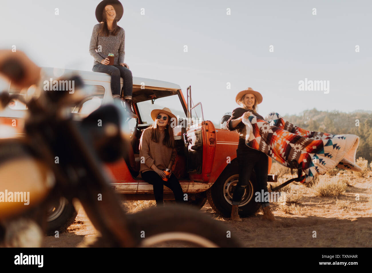 Freunde wehenden Mantel Motorrad Rennen zu starten, Kennedy, California, USA Stockfoto