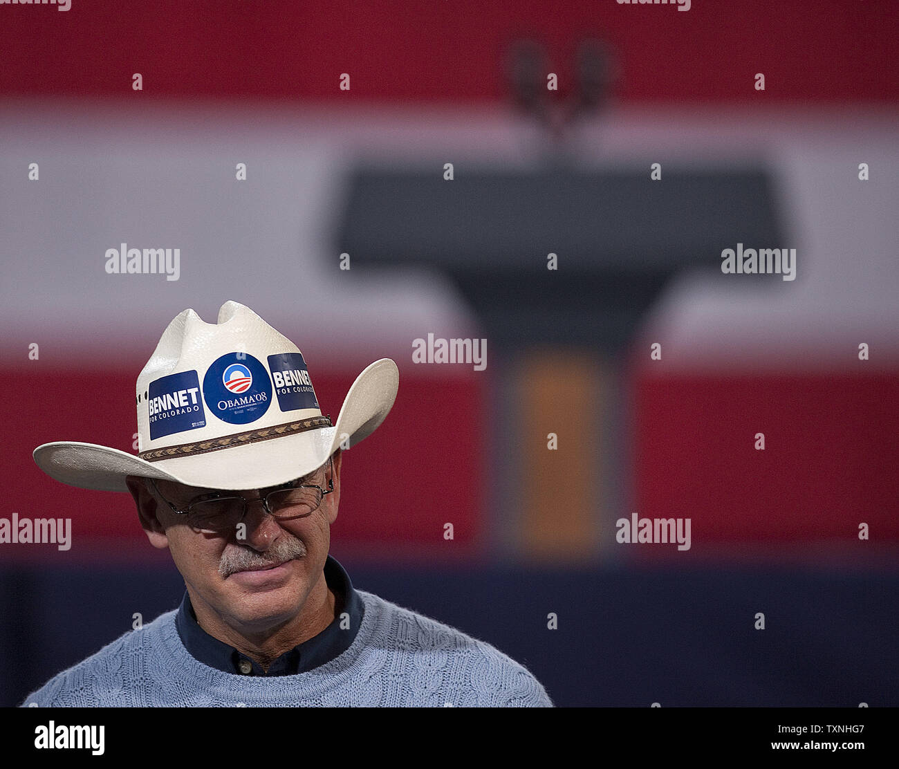 Ein Unterstützer 2008 von US-Präsident Barack Obama trägt ein Western Hut mit dem Podium im Hintergrund in Erwartung des Präsidenten Ankunft am Buckley Air Force Base am 26. Januar 2012 in Aurora, Colorado. Präsident Obama ist mit seinem westlichen Reise der breiten Ideen in seiner Rede zur Lage der Union enthalten, Arbeitsplätze zu schaffen, Bildung und Lehrer zu verbessern und Anreize für erneuerbare Energie zu fördern. Colorado ist ein swing state kritisch zu Präsident Obamas Wiederwahl im November. UPI/Gary C. Caskey Stockfoto