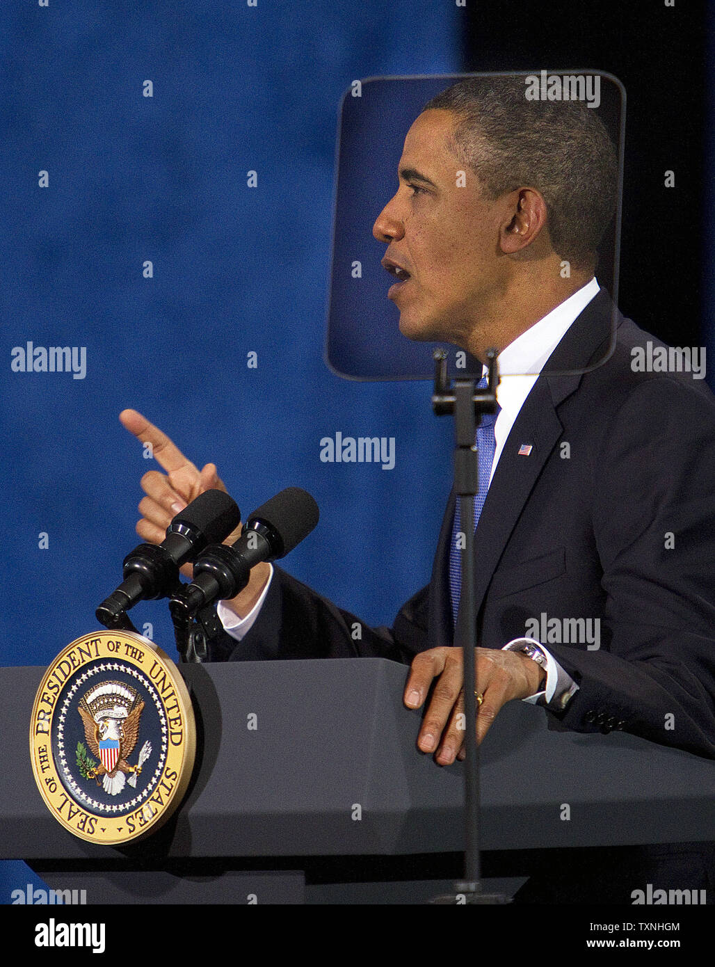 Präsident Barack Obama spricht an Buckley Air Force Base am 26. Januar in Aurora, Colorado 2012. Präsident Obama ist mit seinem westlichen Reise der breiten Ideen in seiner Rede zur Lage der Union enthalten, Arbeitsplätze zu schaffen, Bildung und Lehrer zu verbessern und Anreize für erneuerbare Energie zu fördern. Colorado ist ein swing state kritisch zu Präsident Obamas Wiederwahl im November. UPI/Gary C. Caskey Stockfoto