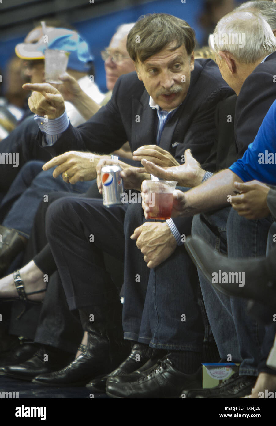 Stan Kroenke, der Inhaber von kroenke Sports Unternehmen, zu der auch die Denver Nuggets in der NBA, Colorado Rapids der Major League Soccer, Colorado Avalanche in der NHL, Colorado Mammoth der National Lacrosse League und St. Louis Rams der NFL, sitzt courtside im ersten Quartal bei der Pepsi Center am 22. April 2012 in Denver. Kroenke ist auch Mehrheitseigentümer von der englischen Fußball-Club Arsenal. Kroenke besucht das Spiel als die Nuggets mit den Dallas Mavericks für 6 look up in der Western Conference Endspiel seedings mit den Sechsten gesäte Östlichen Verleihen gewinnen bewegen gebunden Stockfoto