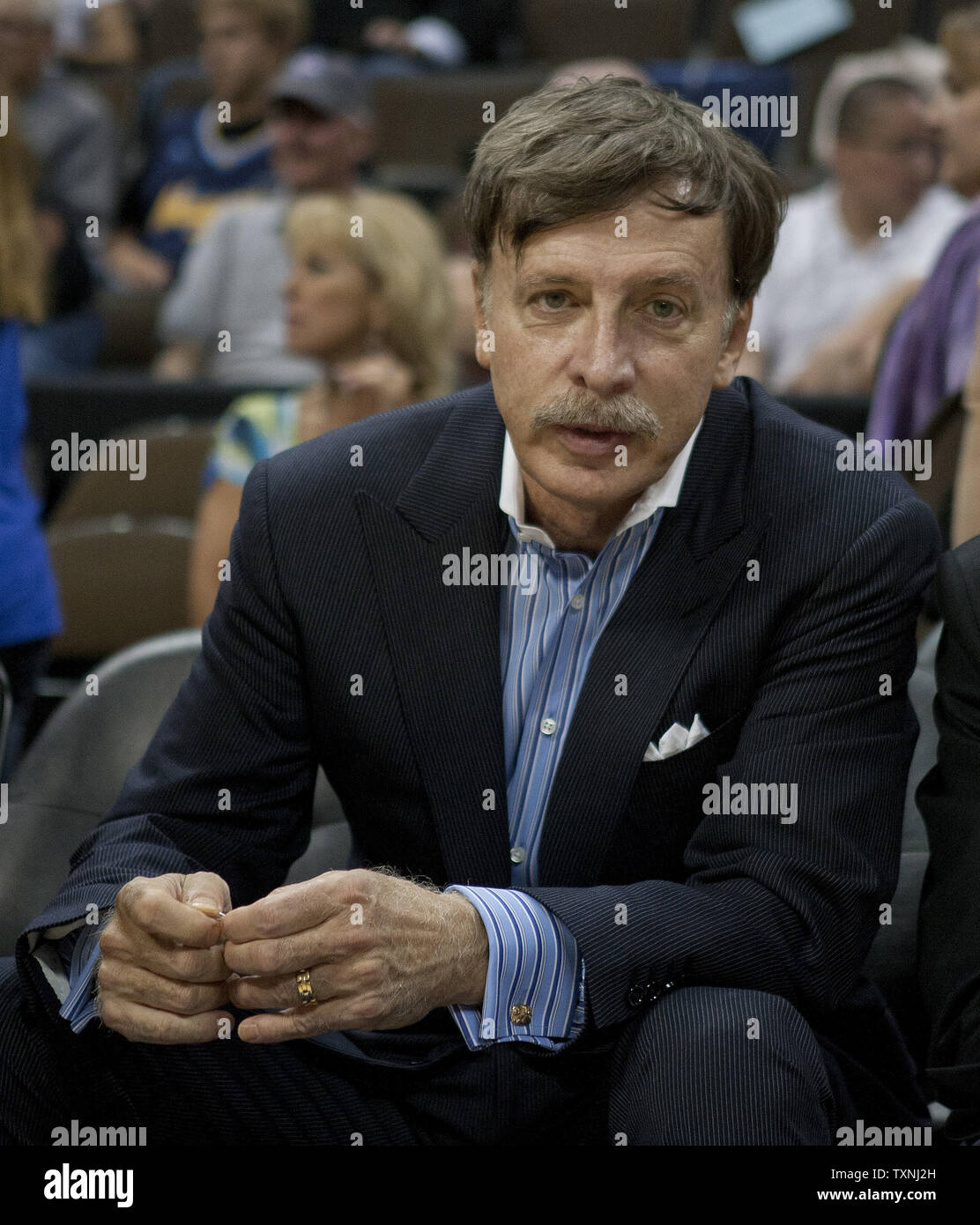 Stan Kroenke, der Inhaber von kroenke Sports Unternehmen, zu der auch die Denver Nuggets in der NBA, Colorado Rapids der Major League Soccer, Colorado Avalanche in der NHL, Colorado Mammoth der National Lacrosse League und St. Louis Rams der NFL, sitzt courtside im ersten Quartal bei der Pepsi Center am 22. April 2012 in Denver. Kroenke ist auch Mehrheitseigentümer von der englischen Fußball-Club Arsenal. Kroenke besucht das Spiel als die Nuggets mit den Dallas Mavericks für 6 look up in der Western Conference Endspiel seedings mit den Sechsten gesäte Östlichen Verleihen gewinnen bewegen gebunden Stockfoto