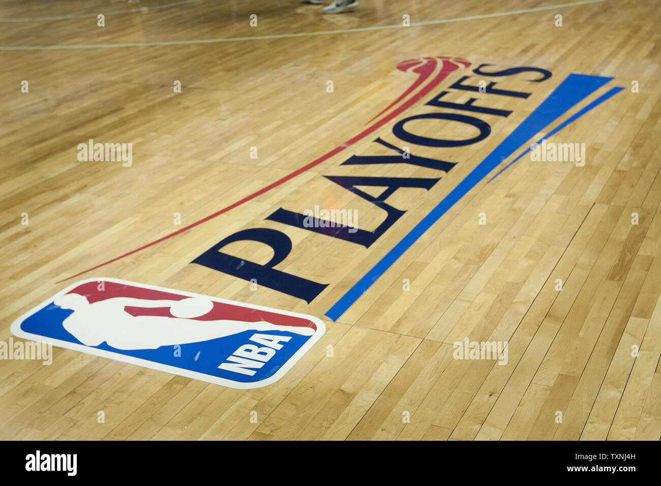 Die NBA Endspiele Logo als auf dem Boden an der NBA Endspiele erste runde Spiel drei gesehen bei der Pepsi Center in Denver am 4. Mai 2012. UPI/Gary C. Caskey Stockfoto