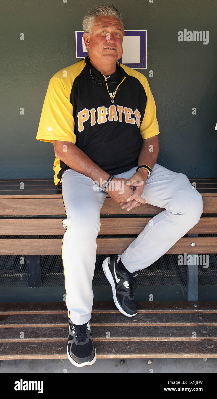 Pittsburgh Pirates Manager Clint Hürde sitzt im dugout der Besucher vor der von den lokalen Medien bei Coors Field in Denver, interviewt. Am 18. Juli 2012. UPI/Gary C. Caskey Stockfoto
