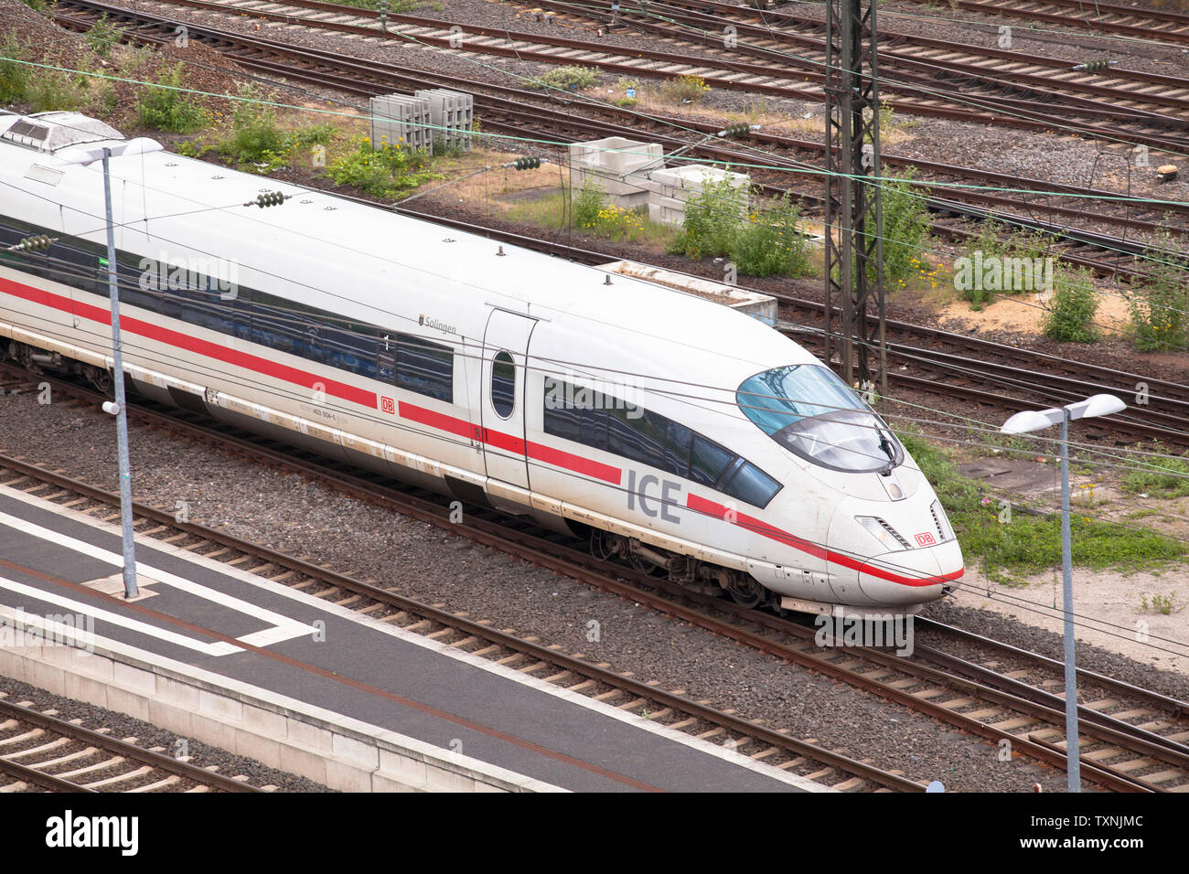 ICE im Stadtteil Deutz, Köln, Deutschland. Hochgeschwindigkeitszug ICE im Stadtteil Deutz, Köln, Deutschland. Stockfoto