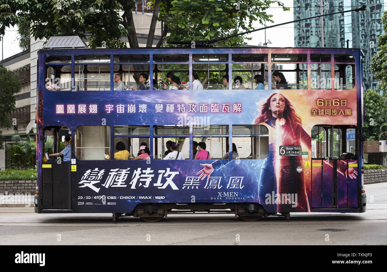 Hongkong, China. 25. Juni 2019. Doppelstöckige Straßenbahn fährt in Hongkong mit einer X-men Dark Phoenix Film Werbung Thema. Credit: Budrul Chukrut/SOPA Images/ZUMA Draht/Alamy leben Nachrichten Stockfoto