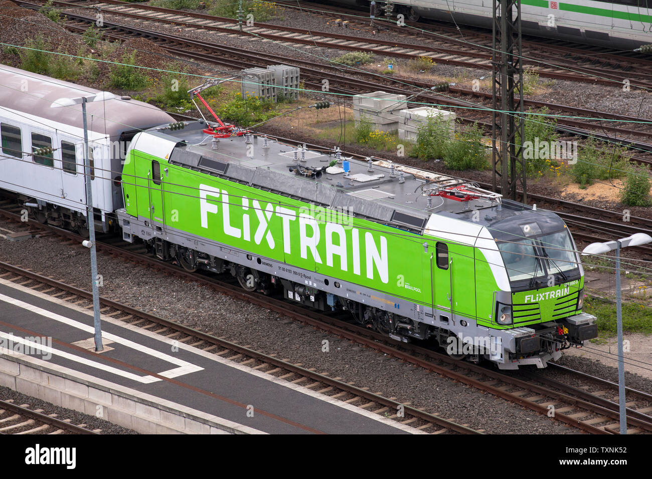 Flixtrain der Firma Flixmobility im Stadtteil Deutz, Köln, Deutschland. Flixtrain des Betreibers Flixmobility im Stadtteil Deutz, Köln, Stockfoto