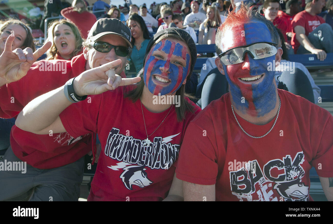 CSU - Pueblo Fans feiern ihre Mannschaft gegen Indianapolis während der NCAA Division II zweite Runde Fußball-Europameisterschaft am 24. November in Pueblo, Colorado 2012. Den ersten Platz belegte CSU - Pueblo beat Indianapolis 28-7 zum Viertel-Finale gegen West Texas. UPI/Gary C. Caskey Stockfoto