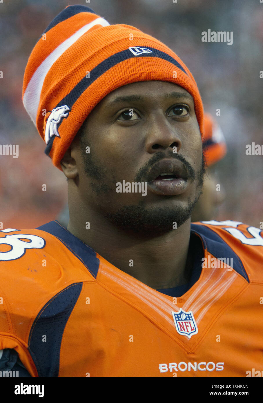 Denver Broncos linebacker von Miller notierte 1,5 Säcke die Broncos alle zu werden - Saison sack Leader gegen die Cleveland Browns an Sports Authority Feld an der Meile hoch am Dezember 23, 2012 in Denver. AFC West Denver klammert eine erste Runde bye besiegen Cleveland 34-12 während der Houston Texans zu den Minnesota Vikings verloren. UPI/Gary C. Caskey Stockfoto