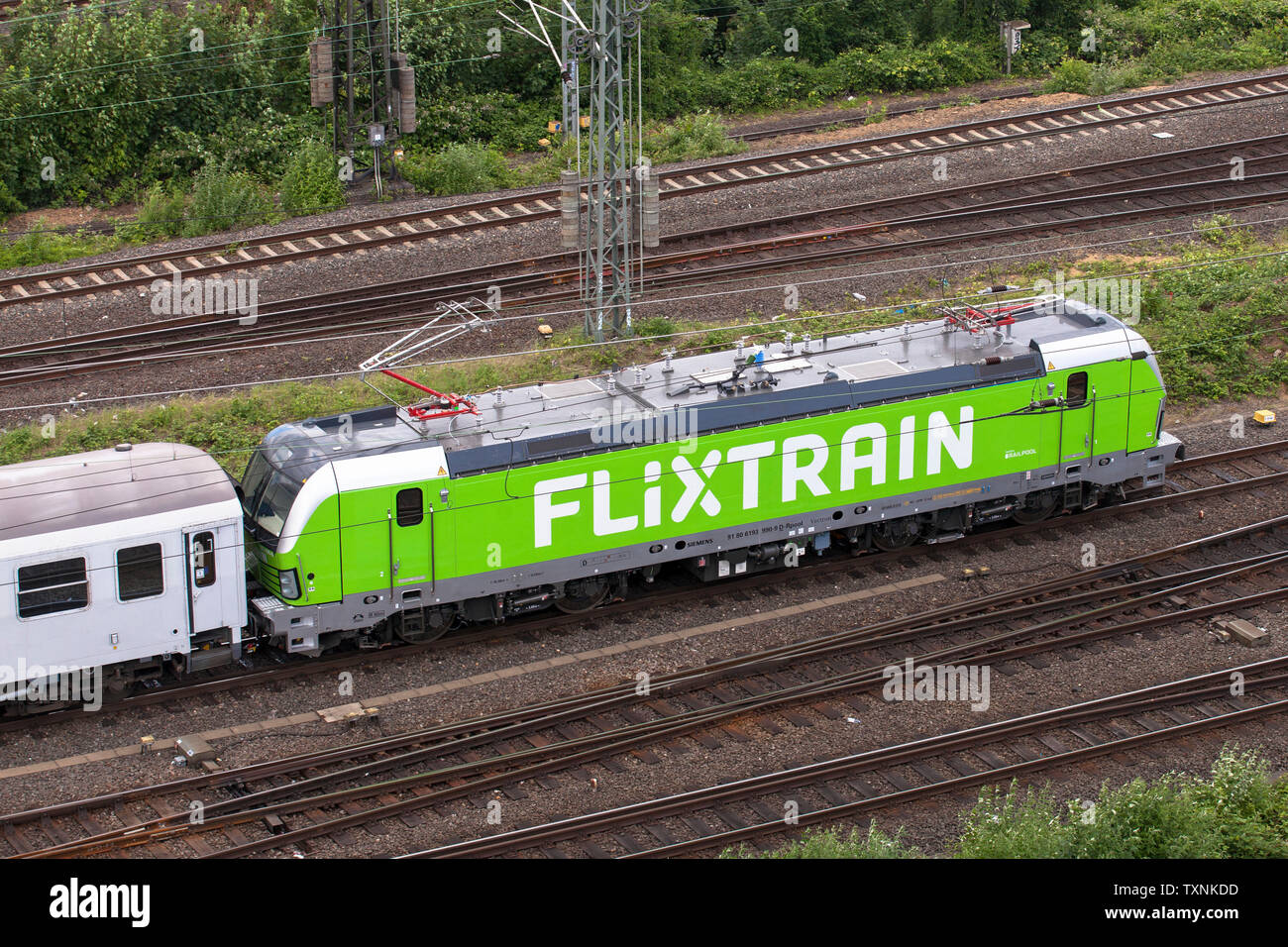 Flixtrain der Firma Flixmobility im Stadtteil Deutz, Köln, Deutschland. Flixtrain des Betreibers Flixmobility im Stadtteil Deutz, Köln, Stockfoto