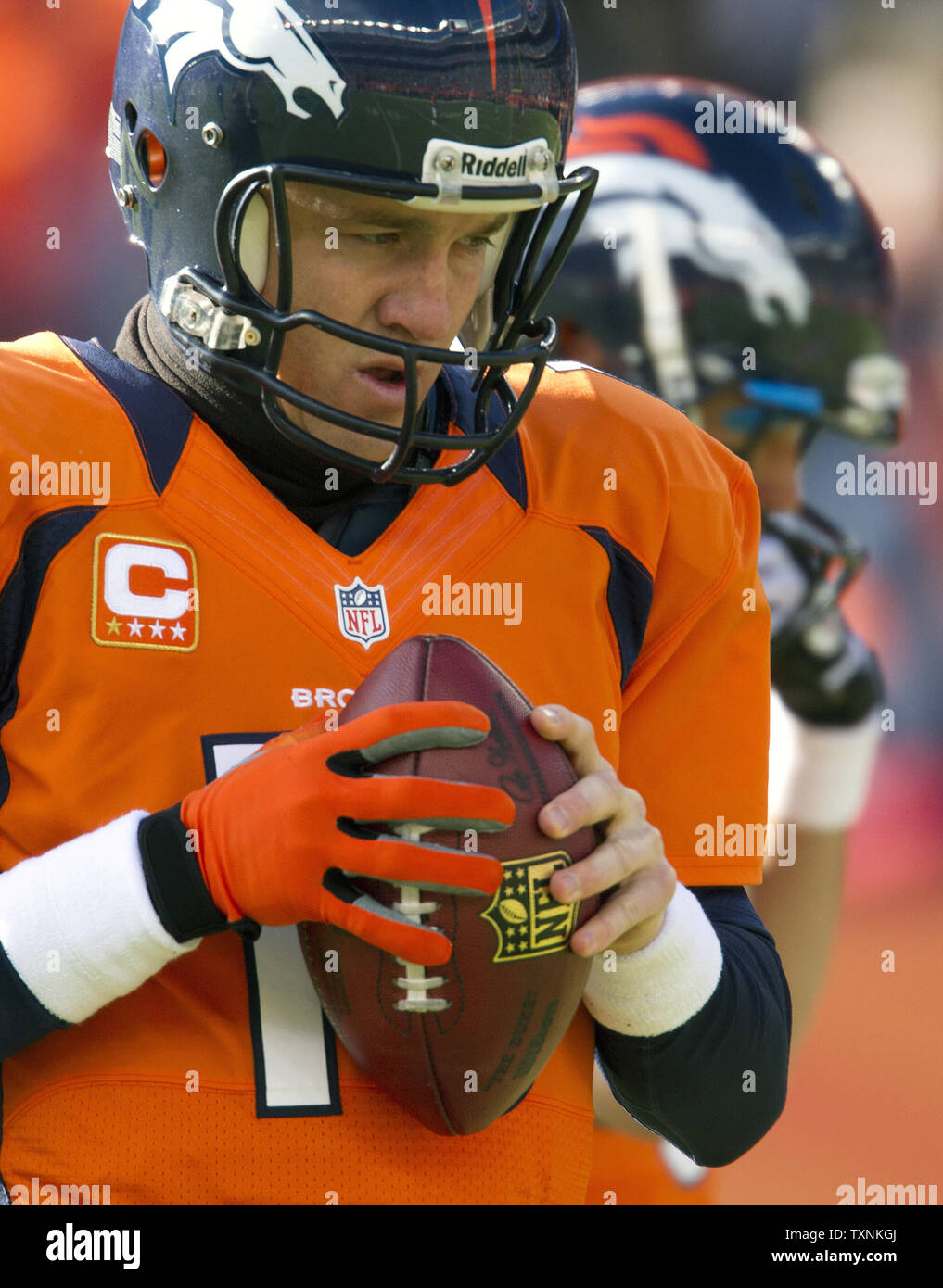 Denver Broncos Quarterback Peyton Manning erwärmt sich bei Sports Authority Feld an der Meile hoch am 30 Dezember, 2012 in Denver. Denver klammert den AFC Samen der Nr. eine, wenn Sie besiegen die Kansas City Chiefs. UPI/Gary C. Caskey Stockfoto