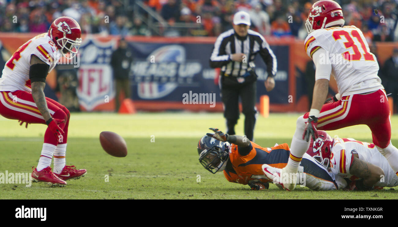 Denver Broncos zurück laufen Knowshon Moreno (c) ungeschickte Versuche im ersten Quartal und Kansas City Chiefs cornerback Brandon Flowers (L) gewinnt bei der Sports Authority Feld an der Meile hoch am 30 Dezember, 2012 in Denver. Denver klammert den AFC Samen der Nr. eine, wenn Sie besiegen die Leiter. UPI/Gary C. Caskey Stockfoto