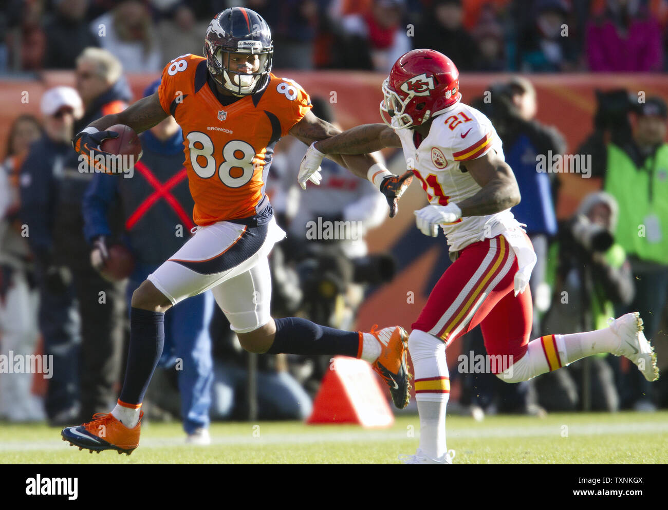 Denver Broncos wide receiver Demaryius Thomas (88) wehrt weg von Kansas City Chiefs cornerback Javier Arenas auf einem 20-Yard-pass Rezeption im ersten Quartal bei Sports Authority Feld an der Meile hoch am 30 Dezember, 2012 in Denver. Denver klammert den AFC Samen der Nr. eine, wenn Sie besiegen die Leiter. UPI/Gary C. Caskey Stockfoto