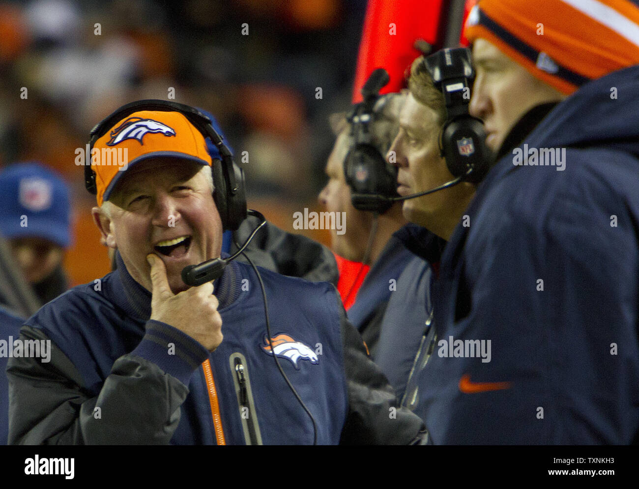 Denver Broncos Head Coach John Fox Lächeln neben defensive Coordinator Jack Del Rio (C) und Quarterback Peyton Manning (R) nach dem Sieg über die Kansas City Chiefs bei Sports Authority Feld an der Meile hoch am 30 Dezember, 2012 in Denver. Denver erwarb Nummer eins die Nachkommen der AFC Besiegen der Chiefs 38-3. UPI/Gary C. Caskey Stockfoto