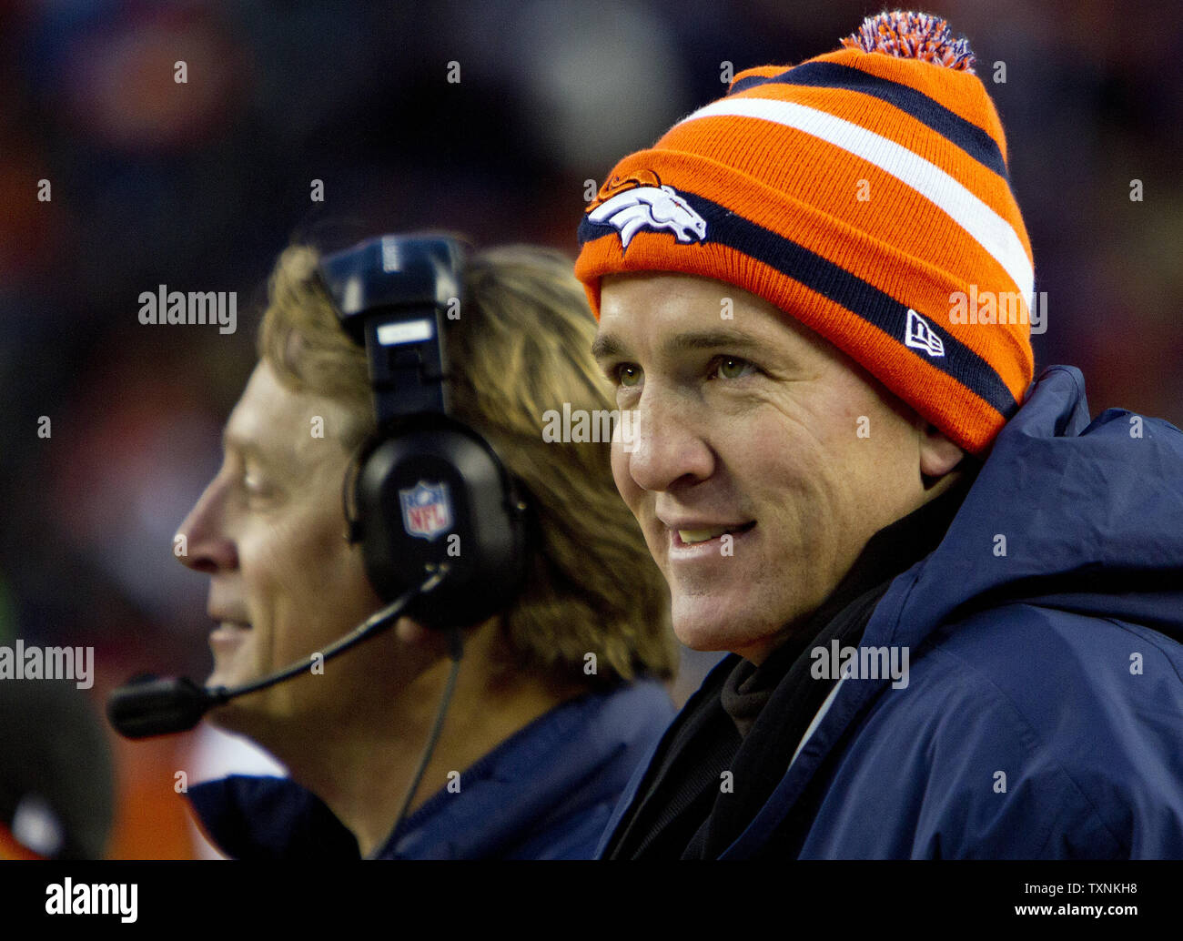 Denver Broncos Quarterback Peyton Manning Lächeln steht auf den Nebenerwerben mit defensive Coordinator Jack Del Rio im vierten Quartal gegen die Kansas City Chiefs bei Sports Authority Feld an der Meile hoch am 30 Dezember, 2012 in Denver. Denver erwarb Nummer eins die Nachkommen der AFC Besiegen der Chiefs 38-3. UPI/Gary C. Caskey Stockfoto