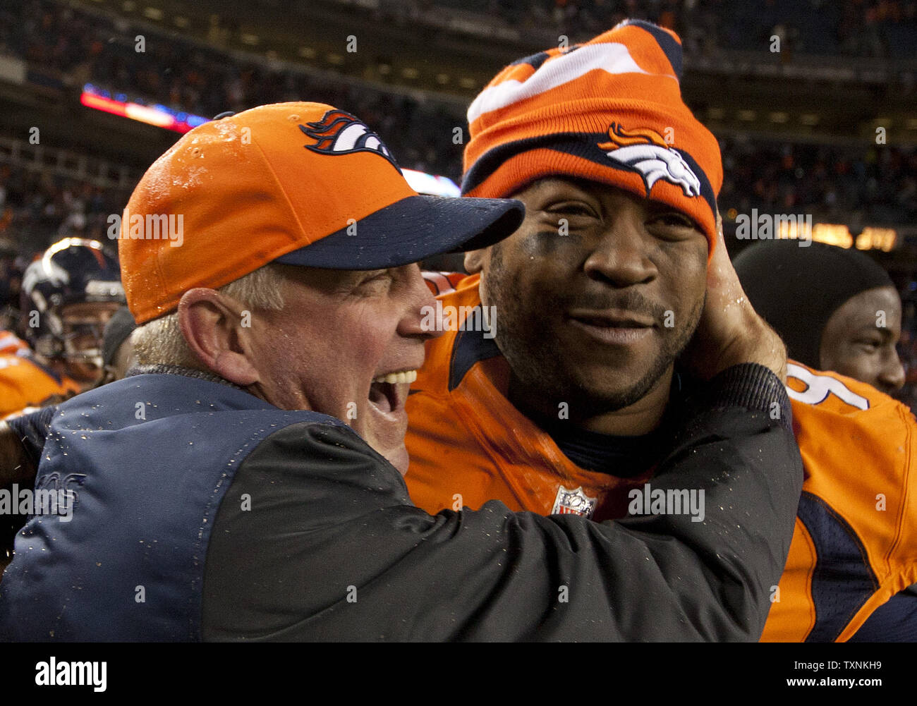 Denver Broncos Head Coach John Fox feiert mit defensiver Gerät Kevin Vickerson nach dem Sieg über die Kansas City Chiefs bei Sports Authority Feld an der Meile hoch am 30 Dezember, 2012 in Denver. Denver erwarb Nummer eins die Nachkommen der AFC Besiegen der Chiefs 38-3. UPI/Gary C. Caskey Stockfoto