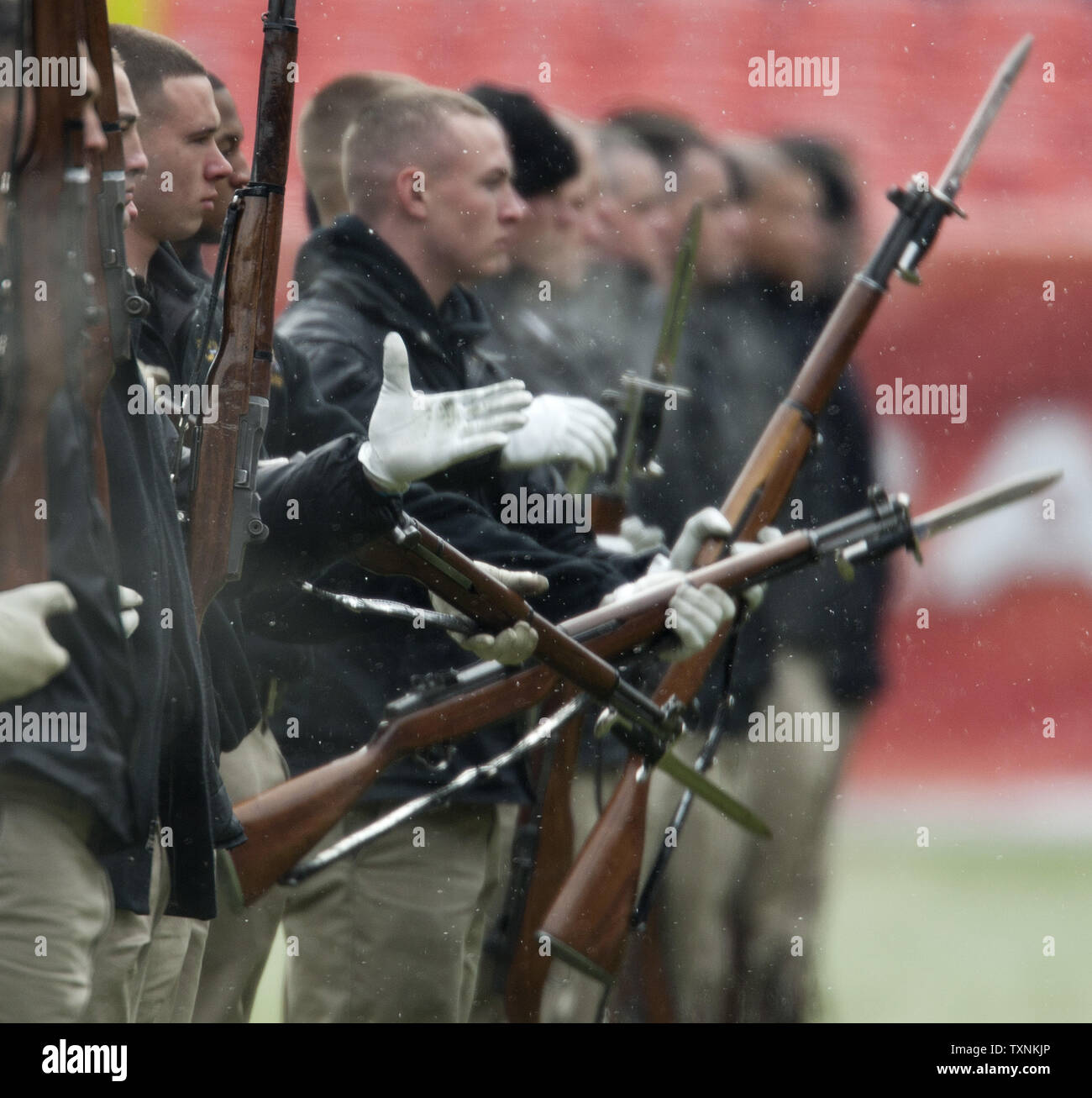 Mitglieder des United States Marine Corps leise Bohren Platoon Praxis vor Beginn der AFC Divisional Playoffs zwischen den Baltimore Ravens und Denver Broncos bei Sports Authority Feld an der Meile hoch am 12 Januar, 2013 in Denver. UPI/Gary C. Caskey Stockfoto