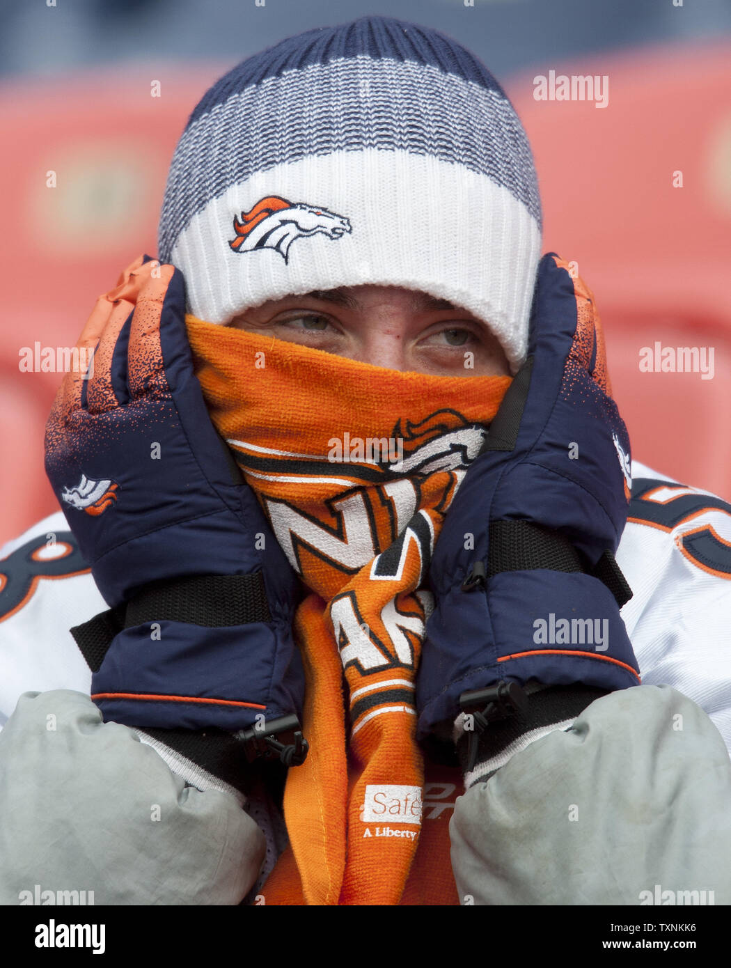 Fast drei Stunden vor Start, ein Denver Broncos Ventilator bündelt bis gegen die kalten Temperaturen, bevor die Broncos host die Baltimore Ravens für die AFC Divisional Playoffs bei Sports Authority Feld an der Meile hoch am 12 Januar, 2013 in Denver. UPI/Gary C. Caskey Stockfoto