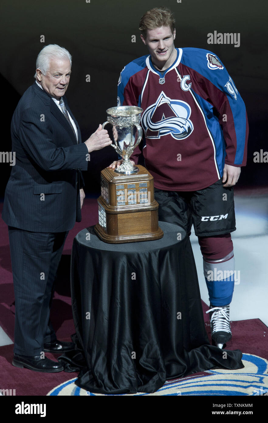 Ehemalige Montreal Canadien Ralph Backstrom präsentiert Colorado Avalanche Kapitän Gabriel Landeskog die Calder Memorial Trophy für das Gewinnen Rookie des Jahres vor der ersten Periode, bei der Pepsi Center am Januar 22, 2013 in Denver. UPI/Gary C. Caskey Stockfoto