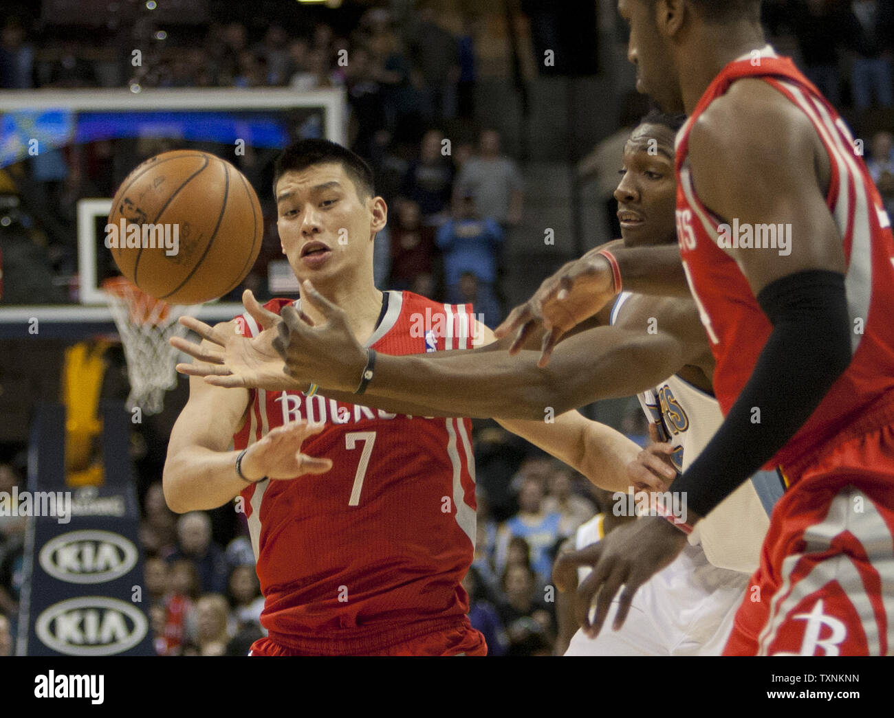 Denver Nuggets, Kenneth Faried (C) und Houston Rockets guard Jeremy Lin Kampf für eine lose Kugel im ersten Quartal bei der Pepsi Center am 30 Januar, 2013 in Denver. UPI/Gary C. Caskey Stockfoto