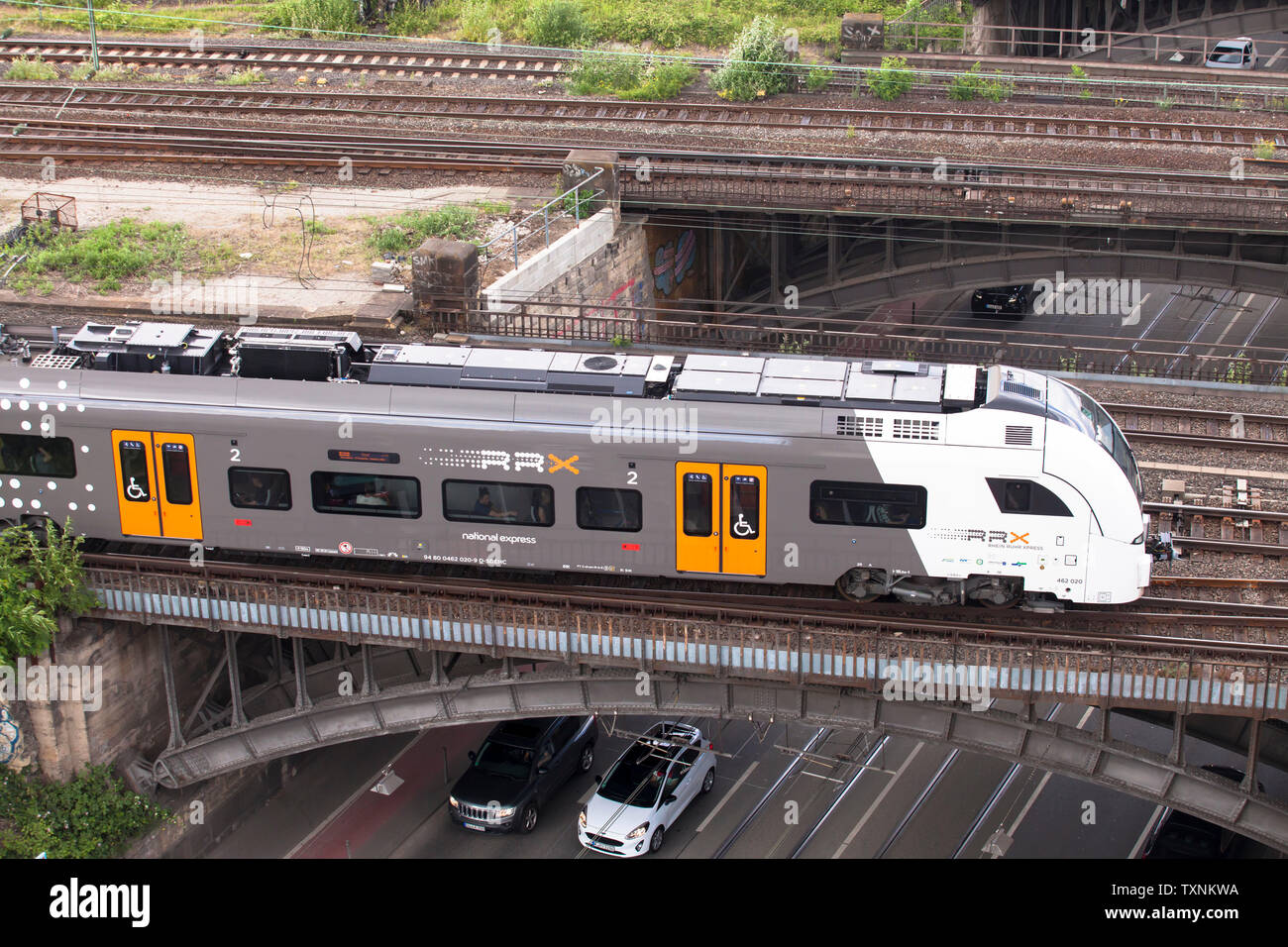 National Express Zug im Stadtteil Deutz, Köln, Deutschland. National Express im Stadtteil Deutz, Köln, Deutschland. Stockfoto