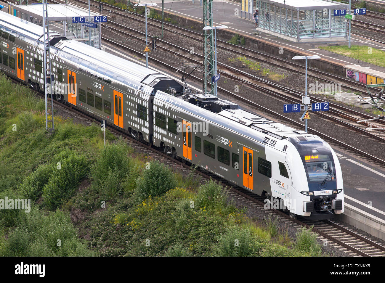 National Express Zug im Stadtteil Deutz, Köln, Deutschland. National Express im Stadtteil Deutz, Köln, Deutschland. Stockfoto