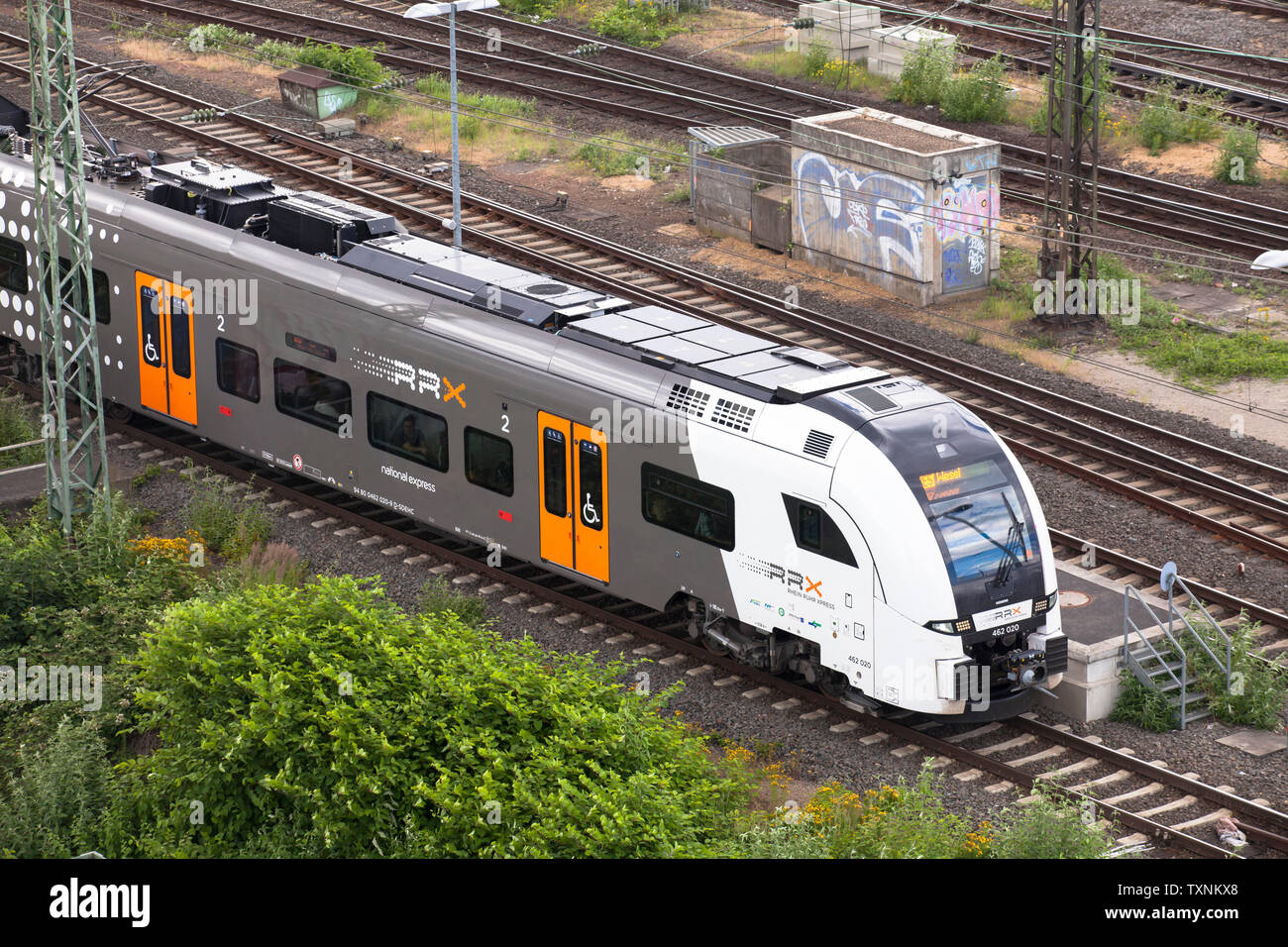 National Express Zug im Stadtteil Deutz, Köln, Deutschland. National Express im Stadtteil Deutz, Köln, Deutschland. Stockfoto