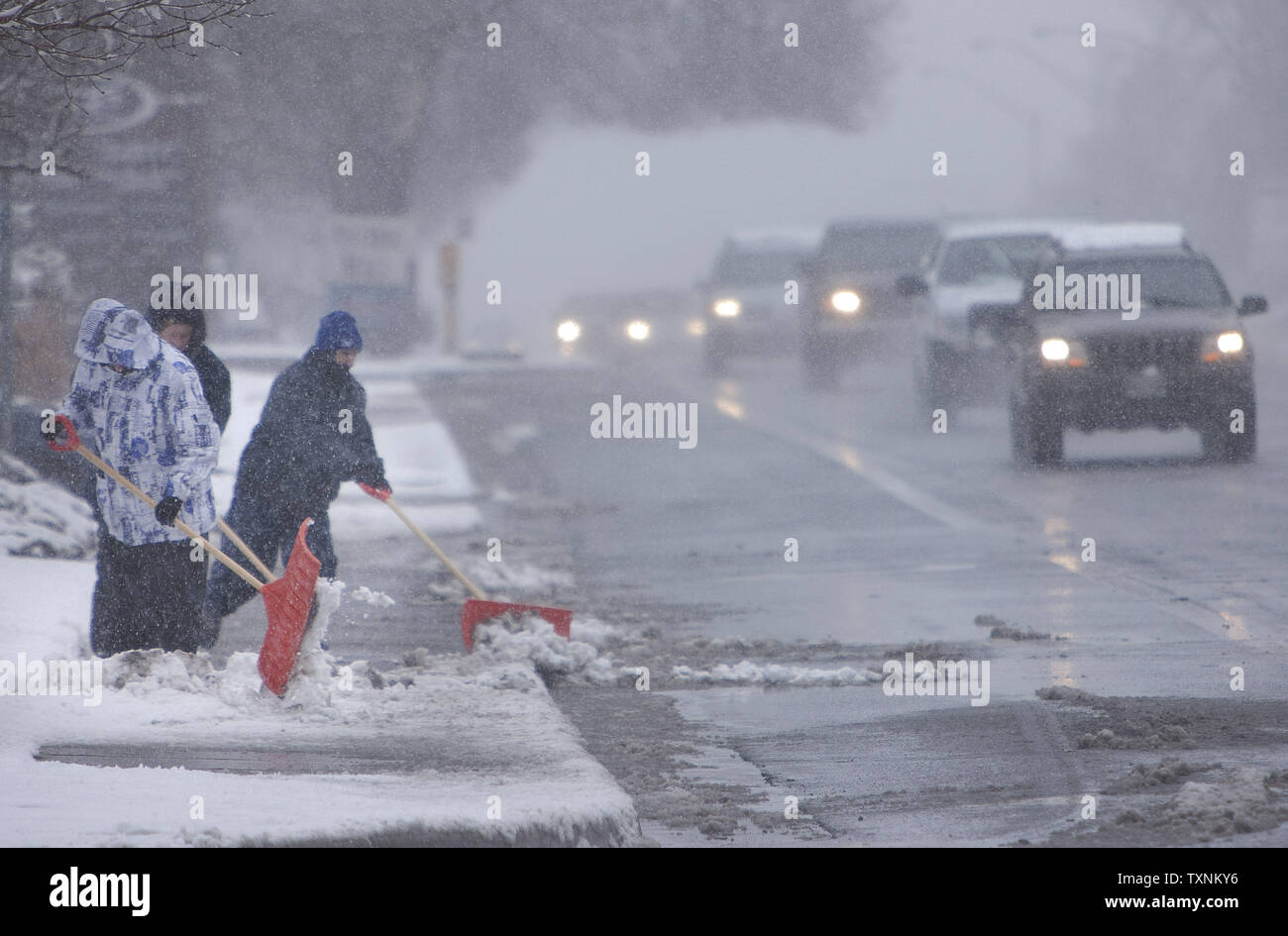 Treiber gefunden Straßen nass und matschig während eines ganzen Tag Sturm in Denver am März 9, 2013. Wetter Berichte angegeben 6-12 cm Schnee im Bereich fallen, bevor die schnell bewegen Sturm heraus in den östlichen Ebenen bewegt. UPI/Gary C. Caskey Stockfoto