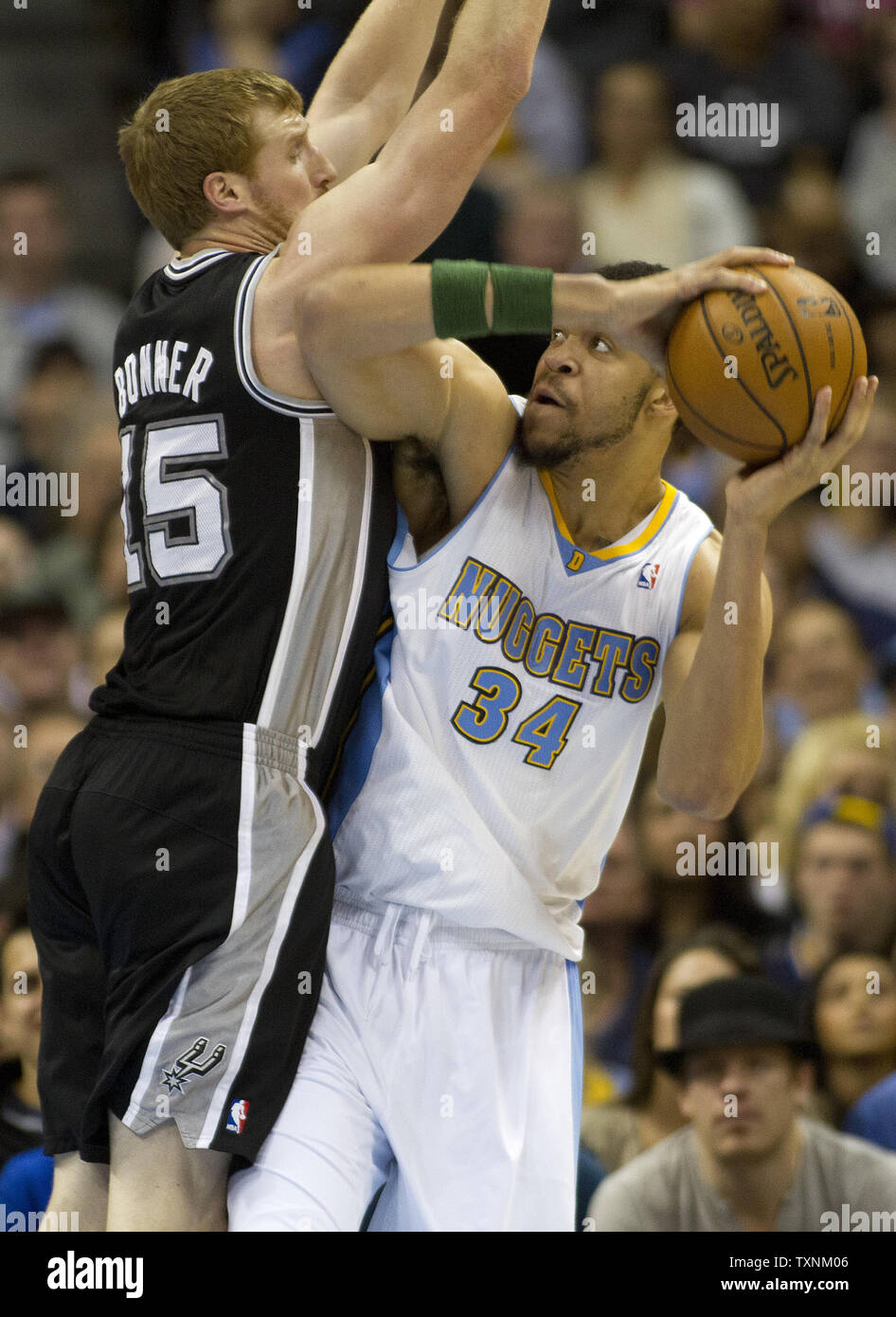 Denver Nuggets JaVale McGee (34) Sucht einen Schuß gegen San Antonio Spurs Matt Bonner im ersten Quartal bei der Pepsi Center in Denver am 10. April 2013. Denver sucht eine Vorrechtaufzeichnung 21. gerade home Sieg hosting Nummer eins gesetzte Team der Western Conference, San Antonio. UPI/Gary C. Caskey Stockfoto