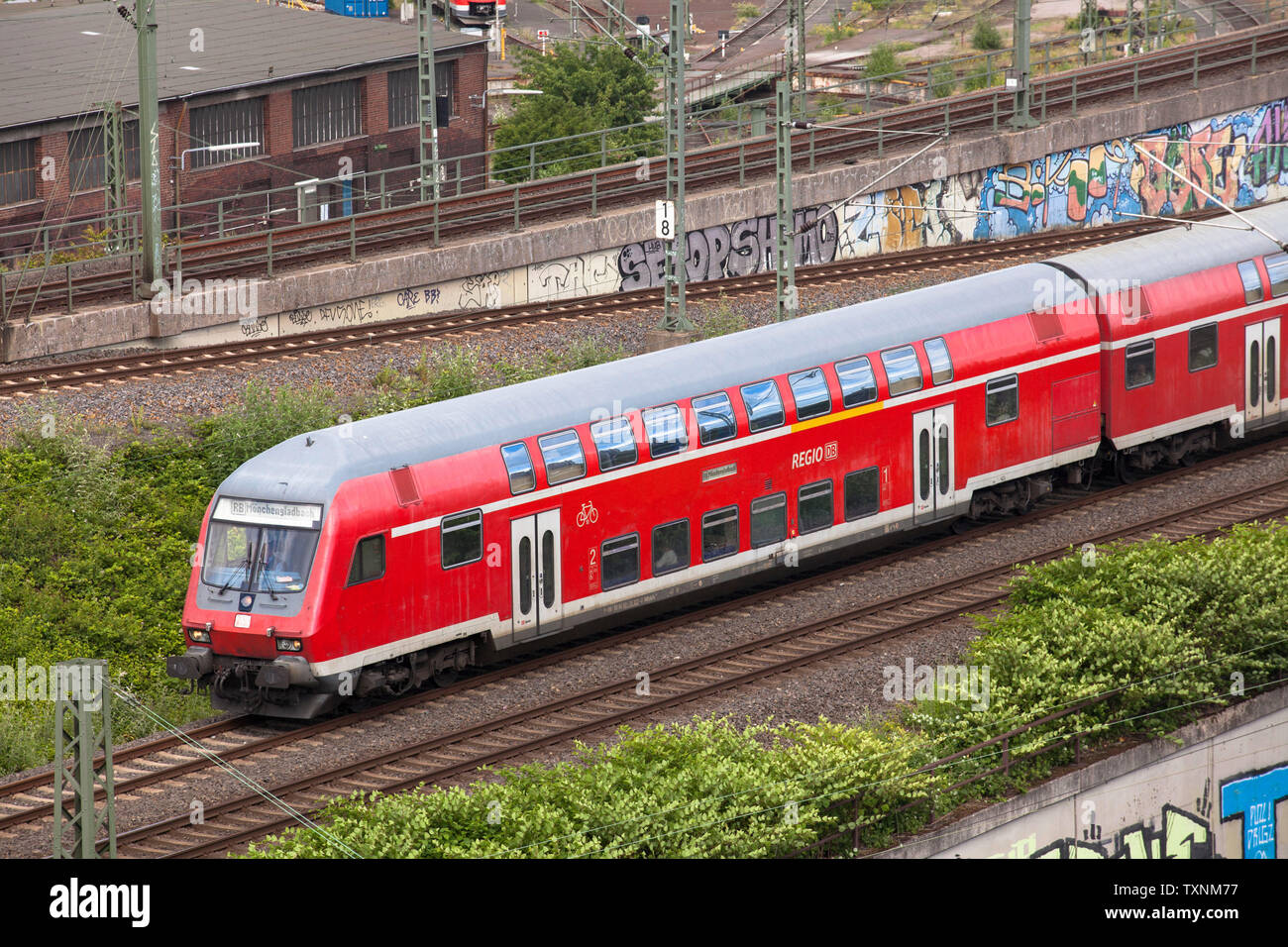 Regionalbahn Regionalbahnen im Stadtteil Deutz, Köln, Deutschland. Regionallbahn im Stadtteil Deutz, Köln, Deutschland. Stockfoto