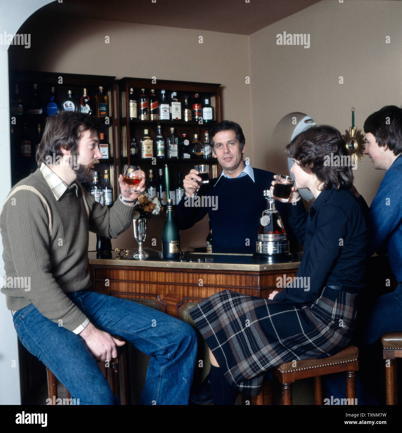 Homestory mit dem ehemaligen deutschen Springreiter Alwin Schockemöhle mit Freunden in thunfischwadenfänger Bar, Deutschland Ca. 1980. Homestory mit dem ehemaligen deutschen Springreiter Alwin Schockemöhle mit Freunden in seiner Bar, Deutschland Ca. 1980. Stockfoto