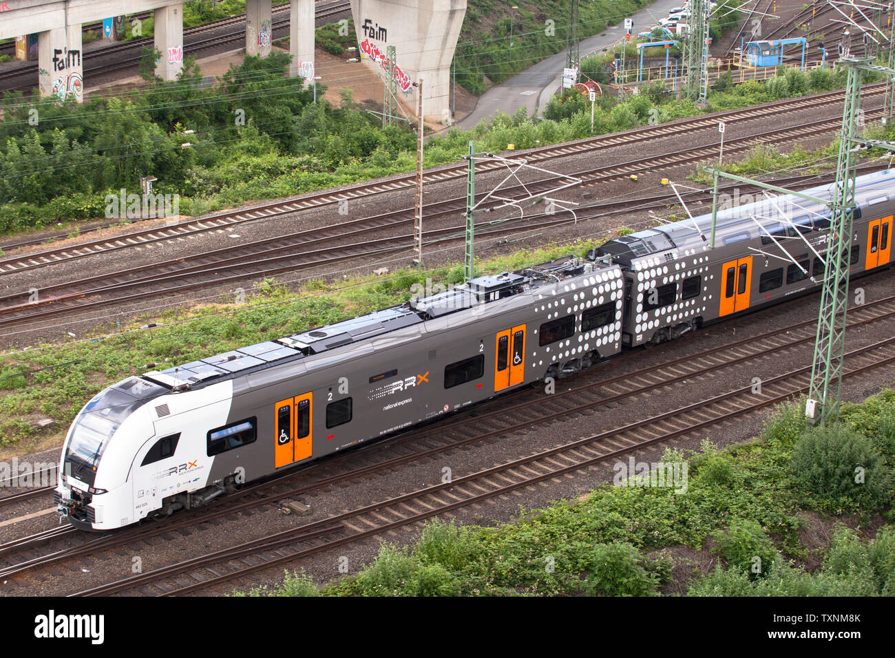 National Express Zug im Stadtteil Deutz, Köln, Deutschland. National Express im Stadtteil Deutz, Köln, Deutschland. Stockfoto