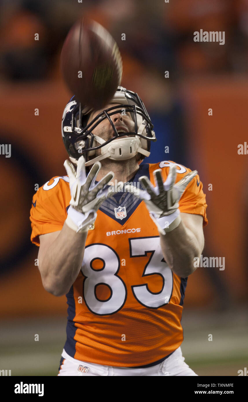 Denver Broncos wide receiver Wes Welker Augen einen Stocherkahn während des Warm ups für das Spiel gegen die Ungeschlagenen Kansas City Chiefs bei Sports Authority Feld an der Meile hoch am 17. November 2013 in Denver. UPI/Gary C. Caskey Stockfoto