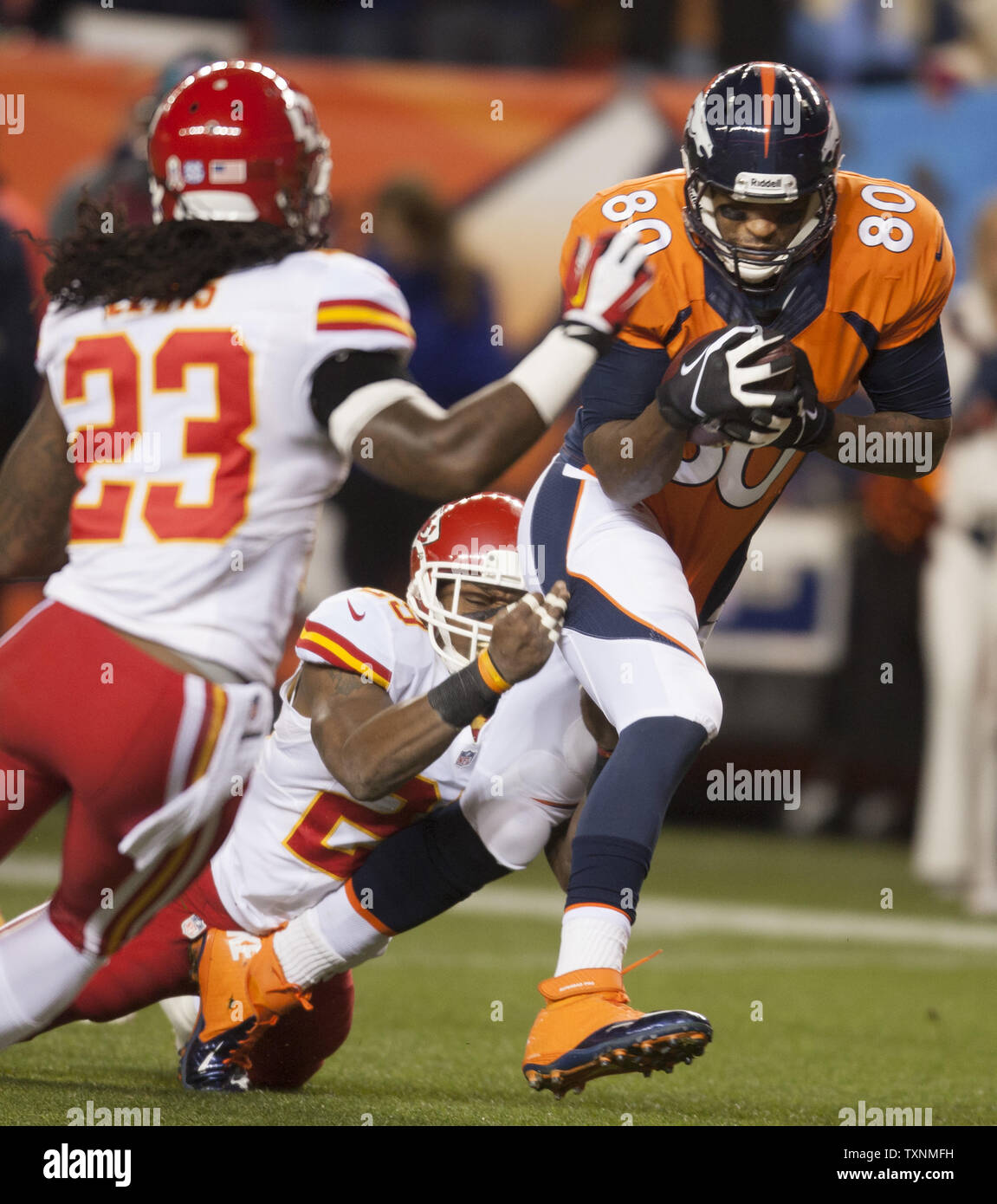 Denver Broncos festes Ende Julius Thomas (80) Kerben auf einem 9 Yard Touchdown pass gegen die Kansas City Chiefs im ersten Quartal bei Sports Authority Feld an der Meile hoch am 17. November 2013 in Denver. UPI/Gary C. Caskey Stockfoto