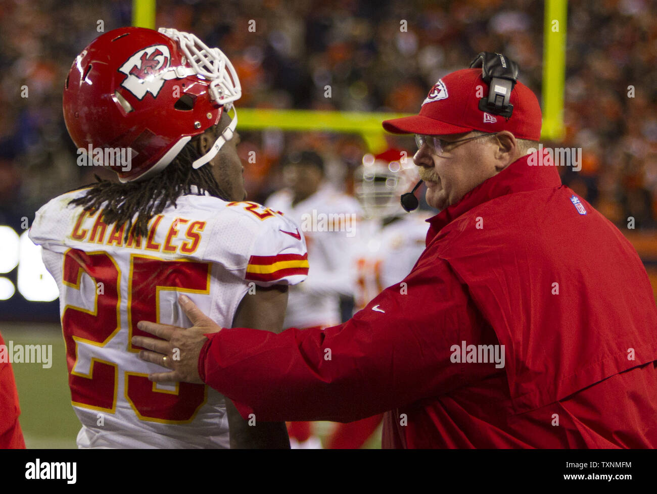 Kansas City Chiefs Head Coach Andy Reid Klapse zurück laufen Jamaal Charles auf der Rückseite nach Charles ungeschickten Versuch gegen die Denver Broncos im zweiten Quartal bei Sports Authority Feld an der Meile hoch am 17. November 2013 in Denver. UPI/Gary C. Caskey Stockfoto