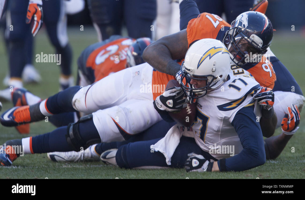 Denver Broncos defensive Ende Malik Jackson Säcke San Diego Aufladeeinheiten Quarterback Philip Flüsse im zweiten Quartal in den AFC Teilungsendspielspiel an Sports Authority Feld an der Meile hoch in Denver am 12. Januar 2014. Denver beat San Diego 24-17 auf das AFC Championship Game gegen die New England Patriots. UPI/Gary C. Caskey Stockfoto