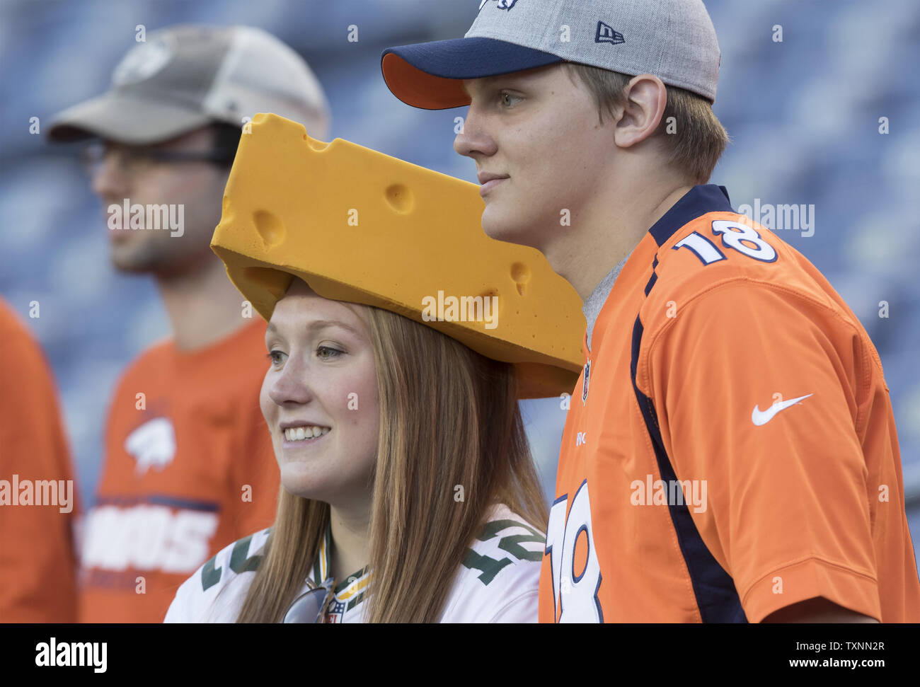 Die Green Bay Packers fan trägt ein cheesehead und Aaron Rodgers #12 Jersey und ein Denver Broncos Ventilator tragen Peyton Manning # 18 Jersey sehen Sie als Verpacker QB Aaron Rodgers in das Feld für den Warm ups bei Sports Authority Feld an der Meile hoch in Denver am 1. November 2015. Foto von Gary C. Caskey/UPI Stockfoto
