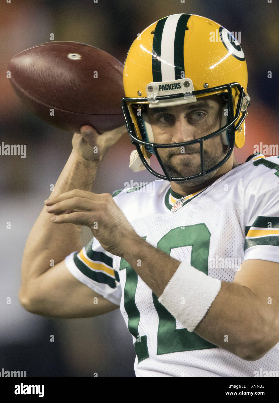 Green Bay Packers Quarterback Aaron Rodgers erwärmt sich vor der Schlacht von unbeaten mit den Denver Broncos in Sports Authority Feld an der Meile hoch in Denver am 1. November 2015 beginnt. Foto von Gary C. Caskey/UPI Stockfoto