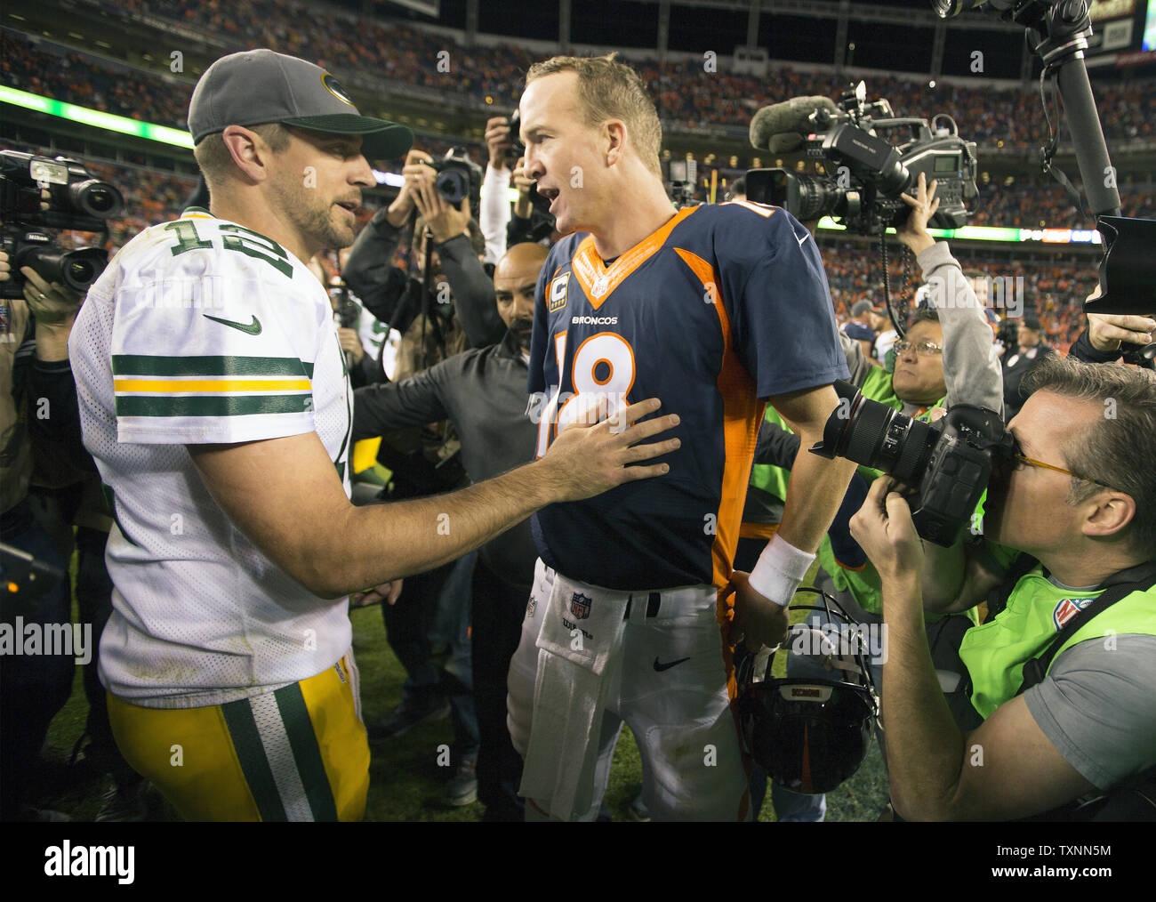 Denver Broncos Quarterback Peyton Manning Gespräche mit Green Bay Packers Quarterback Aaron Rodgers nach der Schlacht von unbeaten in einem Broncos beendet Gewinnen bei Sports Authority Feld an der Meile hoch in Denver am 1. November 2015. Denver bleibt unbesiegt nach dem Zerkleinern ehemalige unbeaten Green Bay 29-10. Foto von Gary C. Caskey/UPI Stockfoto